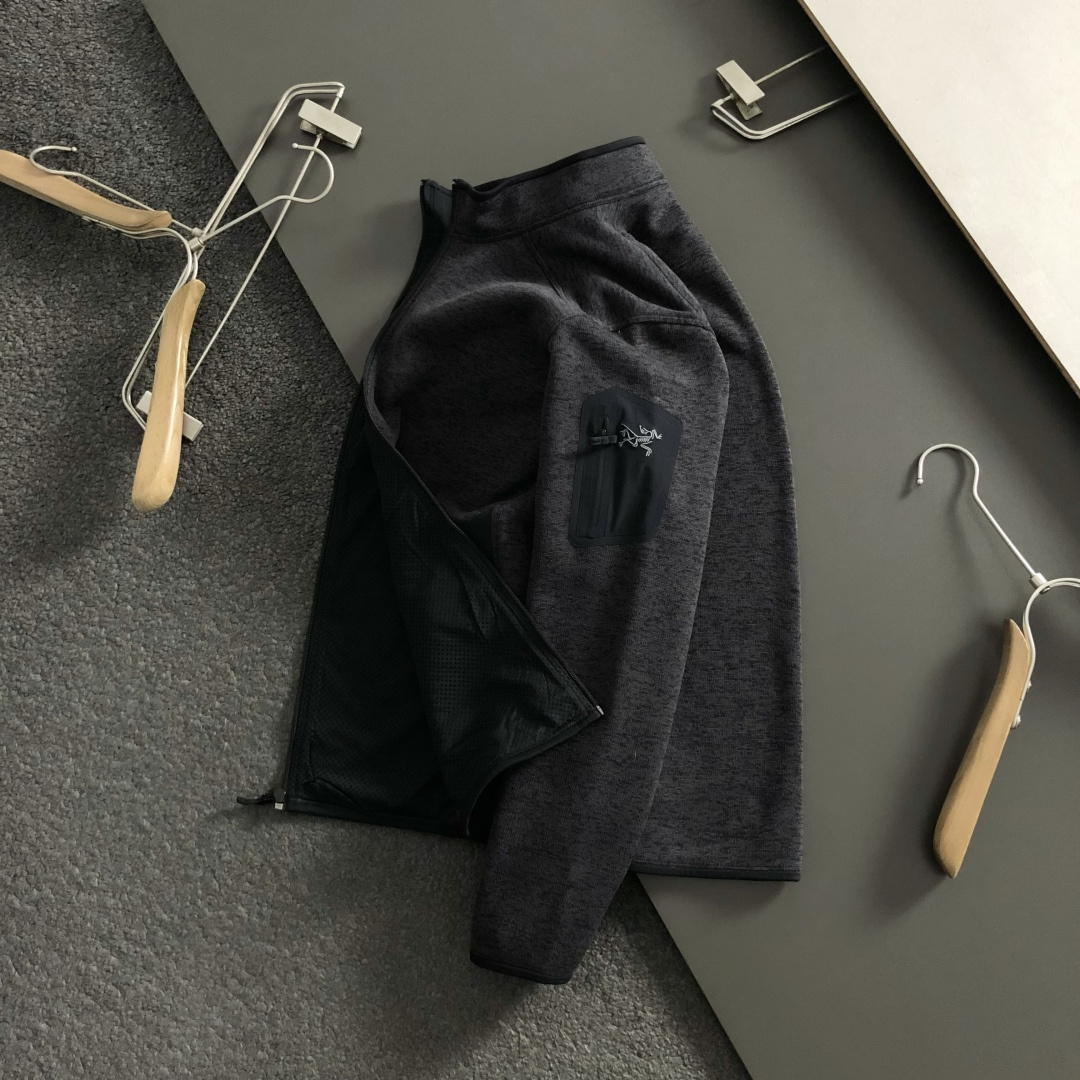 NO:541411,SZN* fitting style XS-XXl 2025 autumn and winter flower gray jacket, mainly floral gray splicing, cleverly incorporates multi-pocket embroidery elements, breaking the monotony of the traditional jacket, showing personality and unruly. Three-dimensional tailoring fits the body, neat and stylish, easily lengthens the leg lines, creating a casual and free and casual casual style. High-quality fabrics are crisp and wear-resistant, and have breathability and comfort, suitable for daily street or light outdoor scenes. Detailed webbing embellishments add fashionable texture. Whether it is a casual look with T-shirts and jeans or a mix-and-match style, it can be easily controlled. It is an indispensable fashion item in the transition season of autumn and winter. On sale in stock, jeans, jackets & coats,tees, t-shirt, alexander wang19860909SZN*合身版型XS-XXl 2025秋冬花灰色外套,以花灰拼接为主调,巧妙融入多口袋绣标元素,打破传统外套的单调感,彰显个性与不羁.立体剪裁贴合身形,设计利落有型,轻松拉长腿部线条,打造随性洒脱的休闲风格.优质面料挺括耐磨,兼具透气性与舒适感,适合日常出街或轻户外场景.细节织带点缀,增添时尚质感,无论是搭配T恤牛仔裤的休闲look,还是叠的混搭风,都能轻松驾驭,是秋冬过渡季不可或缺的时尚单品. 现货发售发售,,jeans,jackets & coats,tees，t-shirt,alexander wang,Men's clothing