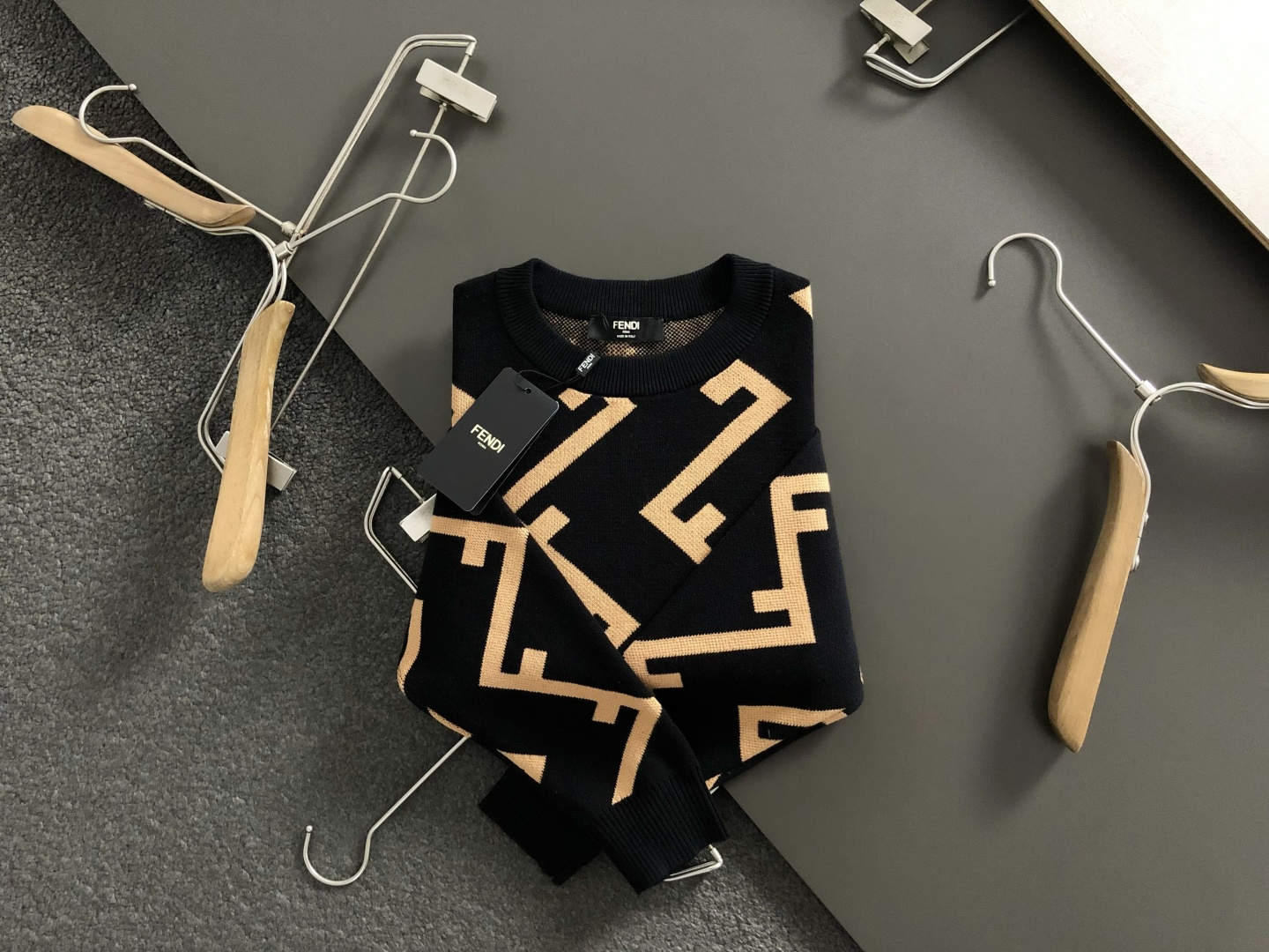 NO:541434,FEN* fit style S-Xl 2025 autumn and winter double F knit sweater, deconstructed with letters, clever double F reverse elements, breaking the monotony of traditional wool sweaters, showing personality and unruly. Three-dimensional tailoring fits the body, neat and stylish, counter elements create an overall style, easily lengthen the leg lines, creating a casual and free and casual casual style. High-quality fabrics are crisp and wear-resistant, both warm and comfortable, suitable for daily street or light outdoor scenes. Detailed webbing embellishments add fashionable texture. Whether it is a casual look with T-shirts and jeans or a mix-and-match style, it can be easily controlled. It is an indispensable fashion item in the transition season of autumn and winter. On sale in stock, fendi, jeans, tees, t-shirt, alexander wang19860909FEN*合身版型S-Xl 2025秋冬双F针织衫,以字母解构提花撞色主调,巧妙双F反转元素,打破传统羊毛衫的单调感,彰显个性与不羁.立体剪裁贴合身形,设计利落有型,专柜元素打造整体版型,轻松拉长腿部线条,打造随性洒脱的休闲风格.优质面料挺括耐磨,兼具保暖性与舒适感,适合日常出街或轻户外场景.细节织带点缀,增添时尚质感,无论是搭配T恤牛仔裤的休闲look,还是叠的混搭风,都能轻松驾驭,是秋冬过渡季不可或缺的时尚单品. 现货发售发售,,fendi,jeans,tees，t-shirt,alexander wang,Men's clothing