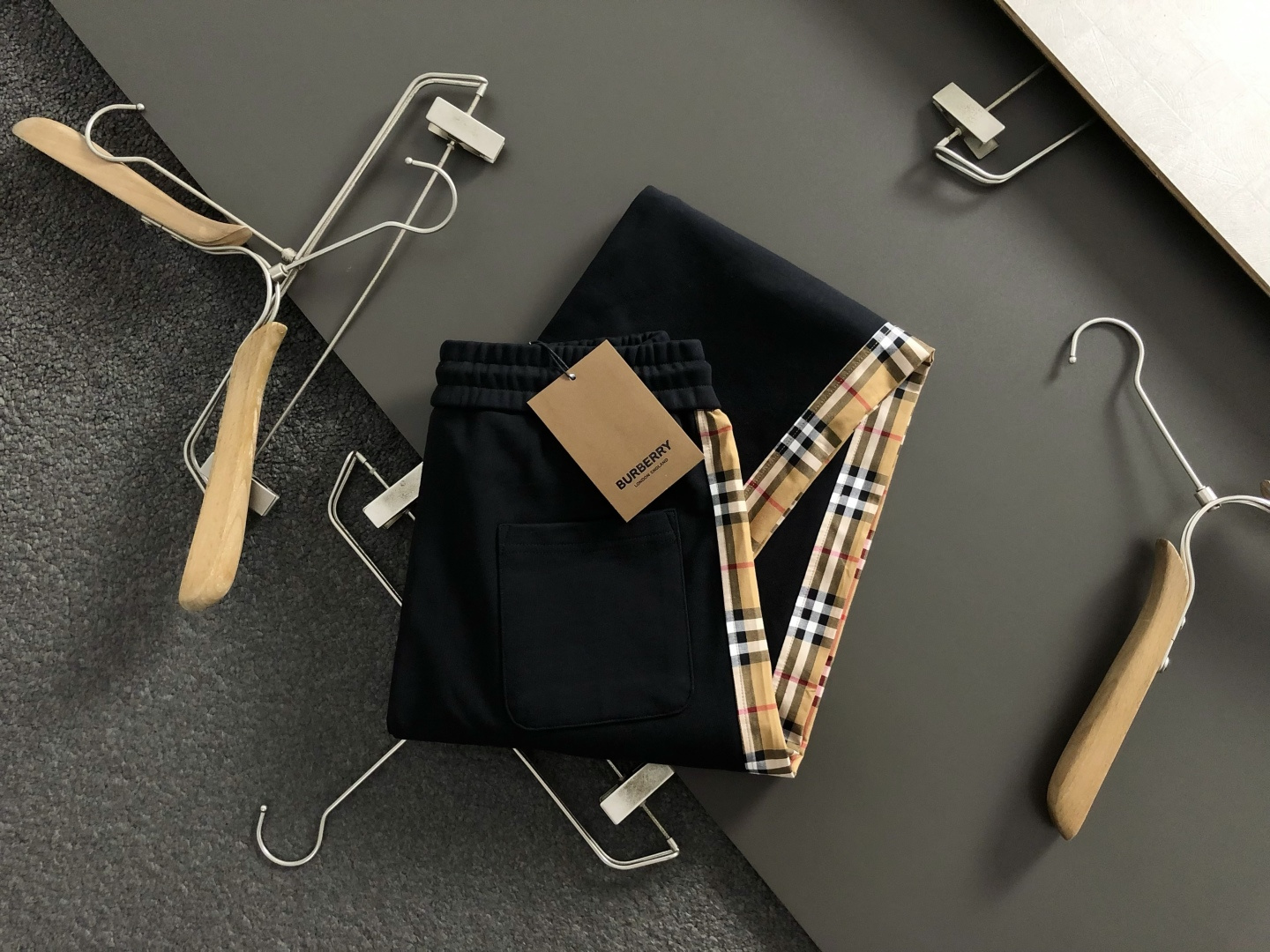 NO:541437,L Brand* loose fit S-Xl 2025 autumn and winter plaid splicing, with classic plaid fabric as the main tone, clever splicing elements break the monotony of traditional casual pants, showing personality and unruly. Three-dimensional tailoring fits the body, neat and stylish, counter elements create an overall fit, creating a casual and free and casual casual style. High-quality fabrics are crisp and wear-resistant, both warm and comfortable, suitable for daily street appearance or light outdoor scenes. Detailed webbing embellishments add fashionable texture, and are indispensable for the transition season of autumn and winter. On-site sale, alexander wang19860909L牌*宽松版型S-Xl 2025秋冬格纹拼接,以经典格纹贴布面料为主调,巧妙拼接元素,打破传统休闲裤的单调感,彰显个性与不羁.立体剪裁贴合身形,设计利落有型,专柜元素打造整体版型,打造随性洒脱的休闲风格.优质面料挺括耐磨,兼具保暖性与舒适感,适合日常出街或轻户外场景.细节织带点缀,增添时尚质感,是秋冬过渡季不可或缺的时尚单品. 现货发售发售,,alexander wang,Men's clothing