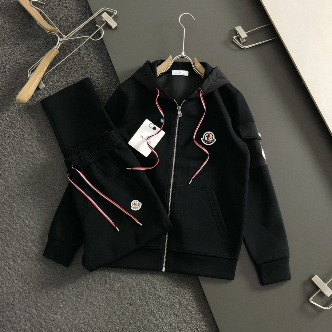 NO:541431,Mon* set style M-XXXl 2025 autumn and winter trendy brand tag set, with red, white and blue contrasting webbing as the main tone, cleverly incorporates multi-pocket embroidery elements, breaking the monotony of the traditional suit, showing personality and unruly. Three-dimensional tailoring fits the body, neat and stylish, easily lengthens the leg lines, creating a casual and free and casual casual style. High-quality fabrics are crisp and wear-resistant, and have breathability and comfort, suitable for daily street or light outdoor scenes. Detailed webbing embellishments add fashionable texture. Whether it is a casual look with T-shirts and jeans or a stacked mix and match style, it can be easily controlled. It is an indispensable fashion item in the transition season of autumn and winter. On-site sale M-XXXL, jeans, tees, t-shirt, alexander wang19860909Mon*套装版型M-XXXl 2025秋冬潮牌系列帖标套装,以红白蓝撞色织带点缀为主调,巧妙融入多口袋绣标元素,打破传统套装的单调感,彰显个性与不羁.立体剪裁贴合身形,设计利落有型,轻松拉长腿部线条,打造随性洒脱的休闲风格.优质面料挺括耐磨,兼具透气性与舒适感,适合日常出街或轻户外场景.细节织带点缀,增添时尚质感,无论是搭配T恤牛仔裤的休闲look,还是叠的混搭风,都能轻松驾驭,是秋冬过渡季不可或缺的时尚单品. 现货发售发售M-XXXL,,jeans,tees，t-shirt,alexander wang,Men's clothing