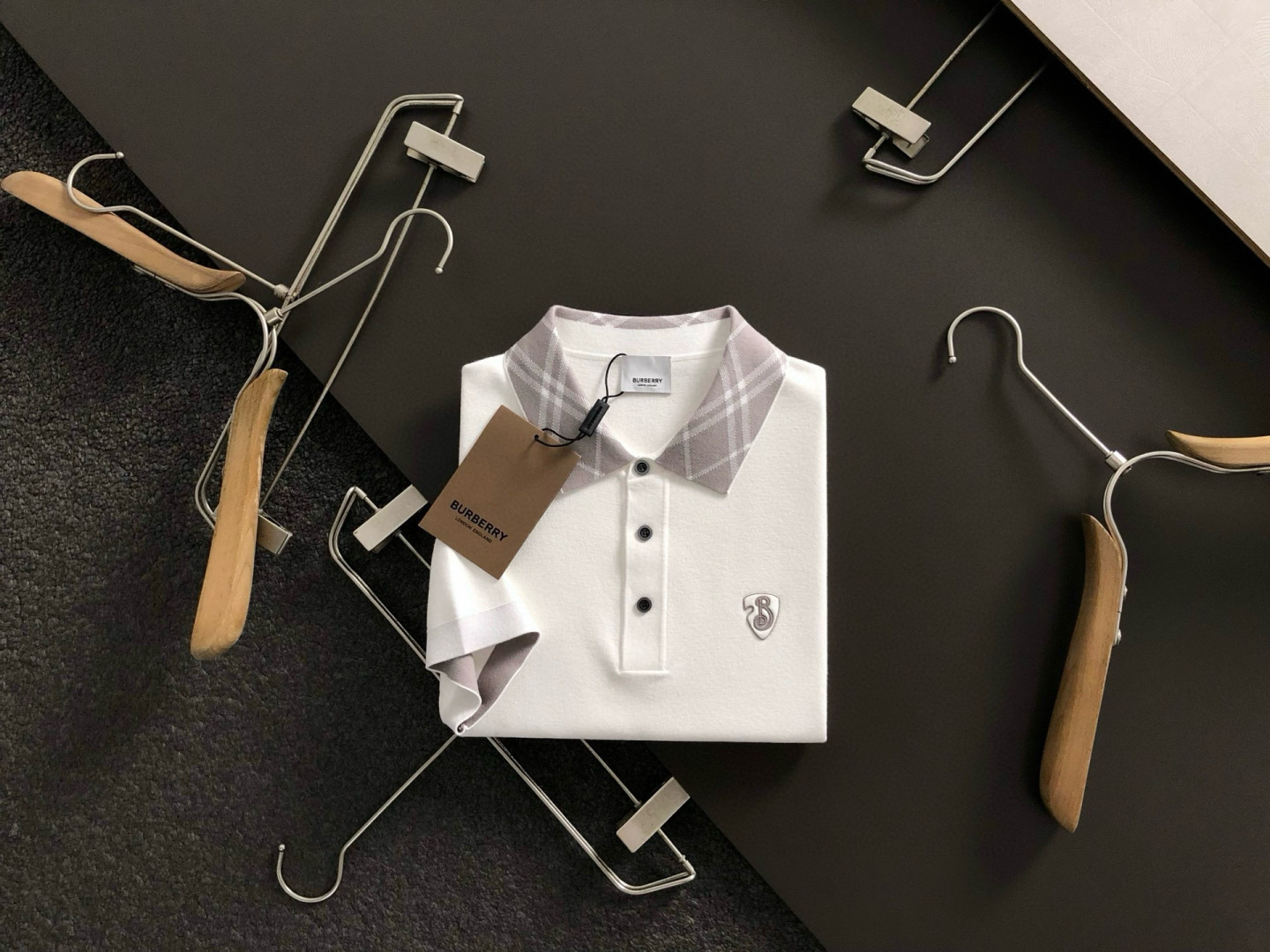 NO:541413,BBR* slim fit M-XXXL 2025 autumn and winter old money style leather standard fusion jacquard neckline polo sweater, top-level elements fusion, complete 3 standards, fashionable men's fashion, whether it is the comfort of the upper body or the incomparable existence 170-120 (M) 175-140 (L) 178-150 (XL) 180-170 (XXXL) your,,alexander wang19860909BBR*修身版型M-XXXL 2025秋冬老钱风皮标融合提花领口polo针织衫,顶级元素融合打造,3标齐全,潮男时尚,无论是上身舒适度还是都是无可比拟的存在 170-120 (M) 175-140(L) 178-150(XL)180-(XXL) 180-170(XXXL) your,,alexander wang,Men's clothing