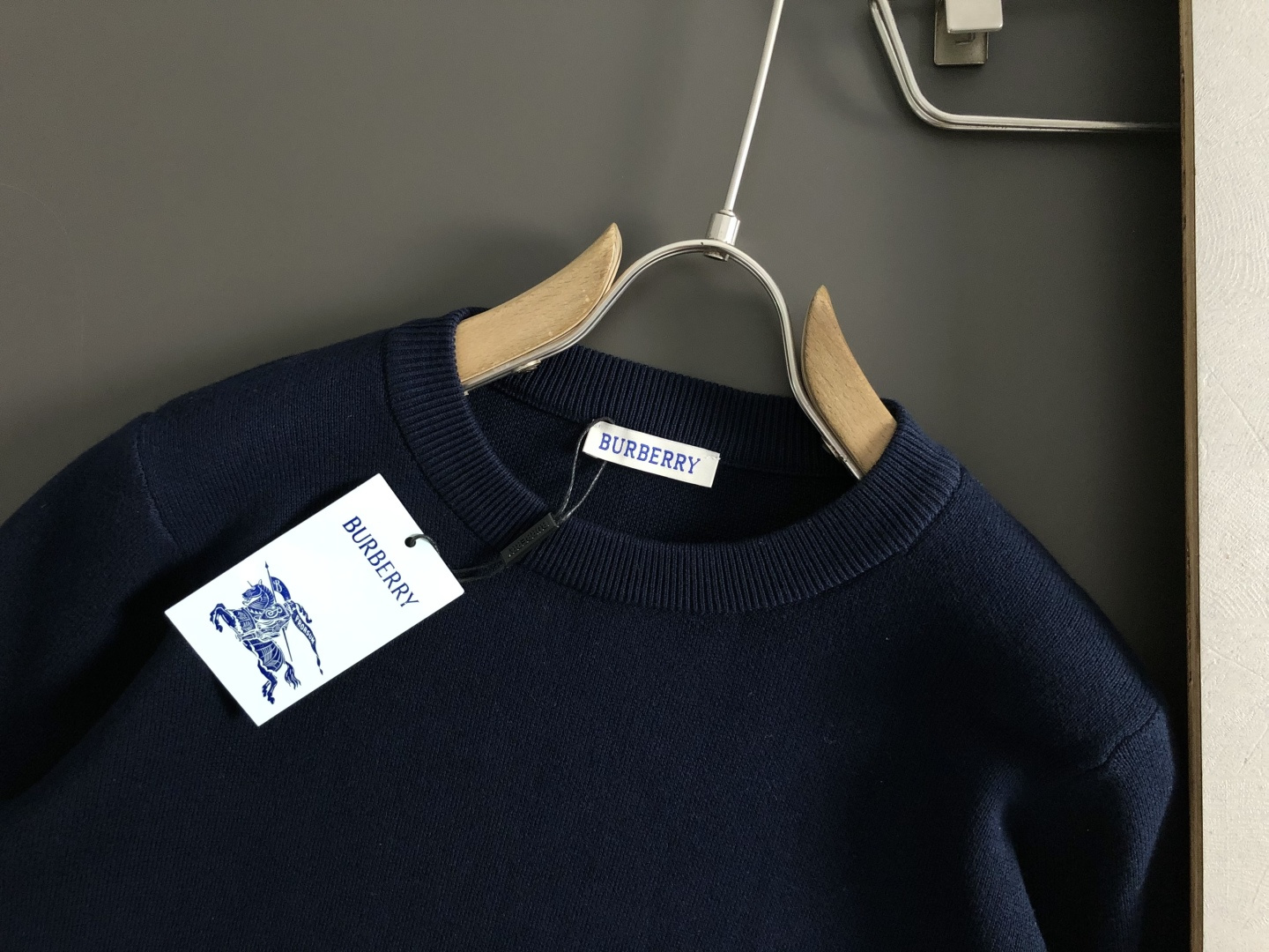 BBR*合身版型S-Xl2025秋冬提花针织衫，以骑士提花撞色主调，巧妙融入拼色元素，打破传统羊毛衫的单