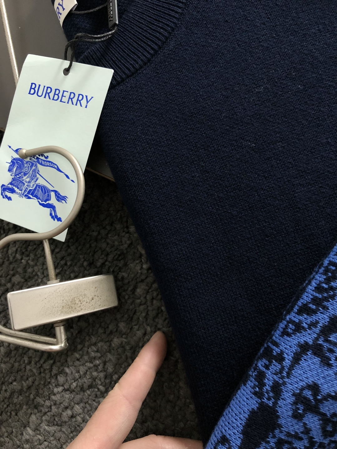 BBR*合身版型S-Xl2025秋冬提花针织衫，以骑士提花撞色主调，巧妙融入拼色元素，打破传统羊毛衫的单