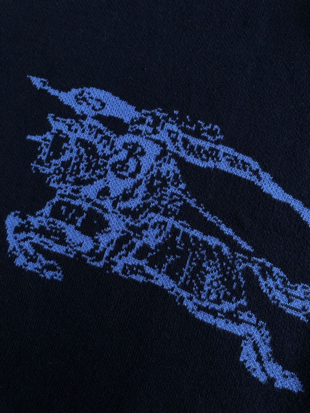 BBR*合身版型S-Xl2025秋冬提花针织衫，以骑士提花撞色主调，巧妙融入拼色元素，打破传统羊毛衫的单