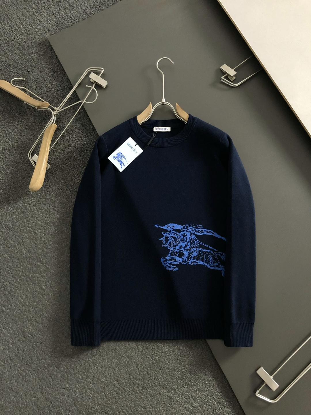 BBR*合身版型S-Xl2025秋冬提花针织衫，以骑士提花撞色主调，巧妙融入拼色元素，打破传统羊毛衫的单