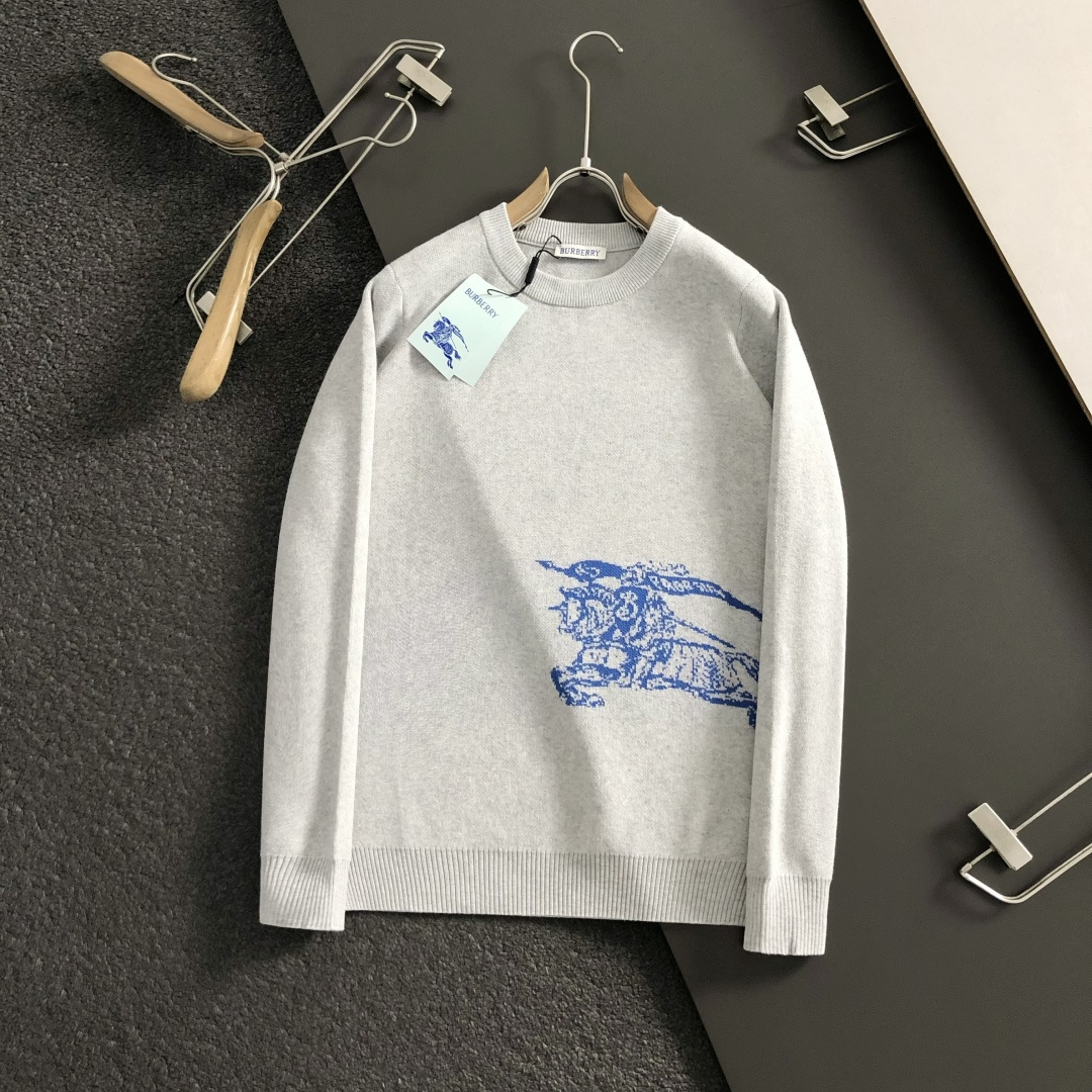 BBR*合身版型S-Xl2025秋冬提花针织衫，以骑士提花撞色主调，巧妙融入拼色元素，打破传统羊毛衫的单