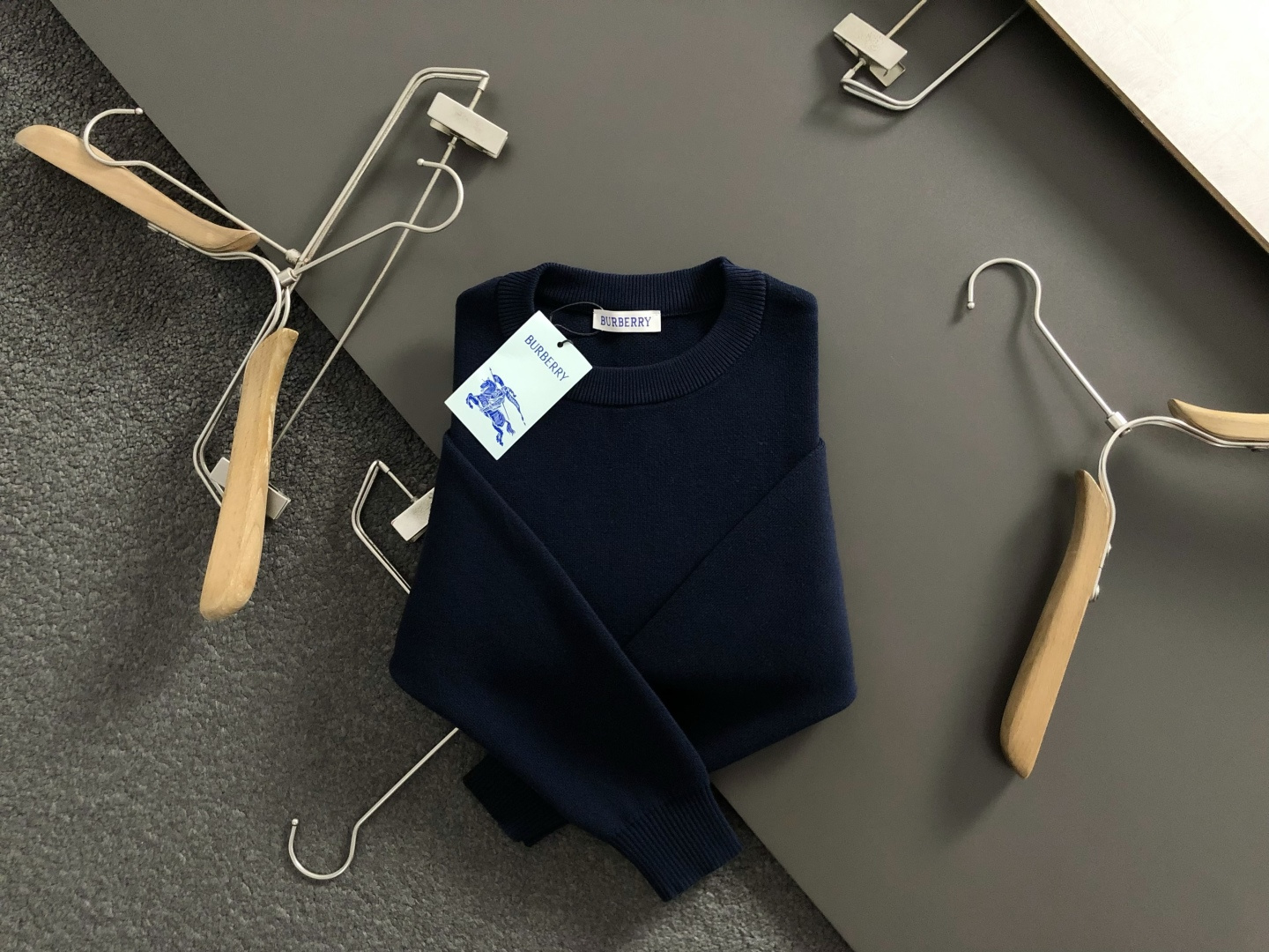 BBR*合身版型S-Xl2025秋冬提花针织衫，以骑士提花撞色主调，巧妙融入拼色元素，打破传统羊毛衫的单