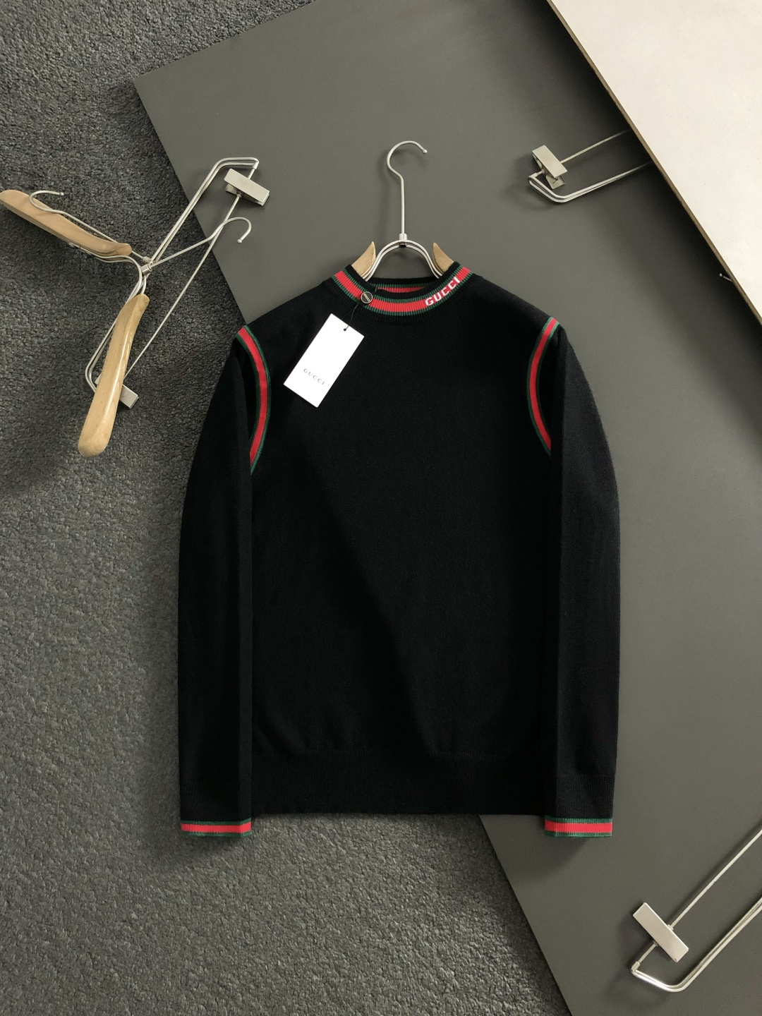 GUCC*合身版型M-xxxl2025秋冬红绿圆领羊毛衫，以红色领口字母提花点缀为主调，巧妙融入撞色元素