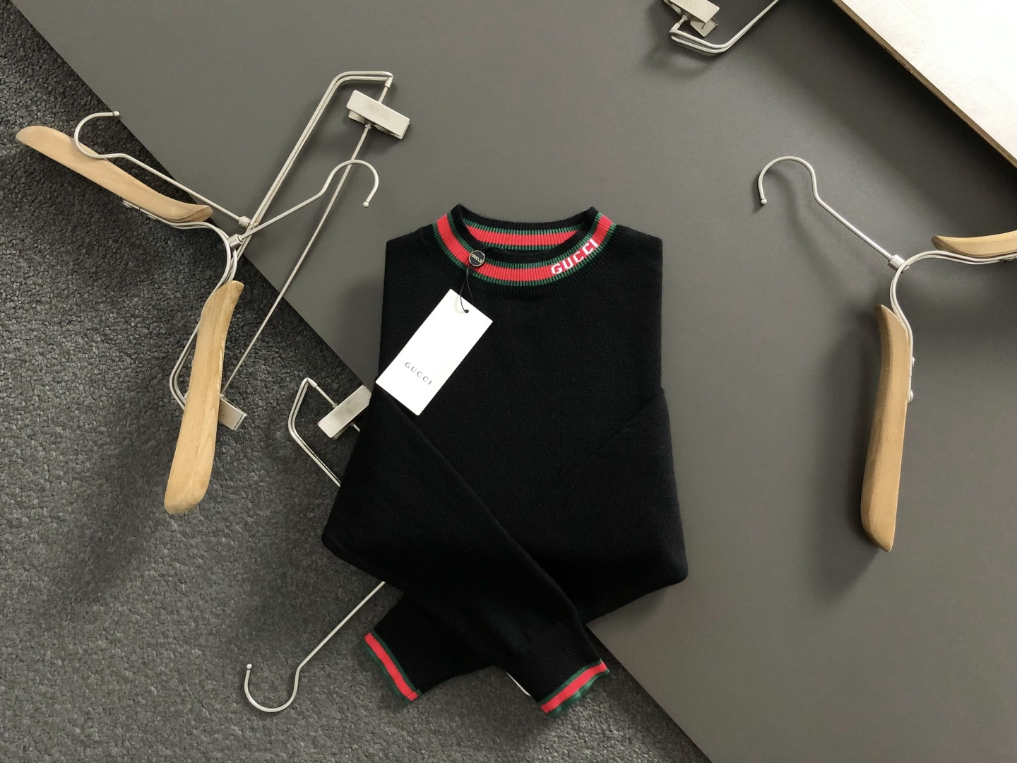 GUCC*合身版型M-xxxl2025秋冬红绿圆领羊毛衫，以红色领口字母提花点缀为主调，巧妙融入撞色元素