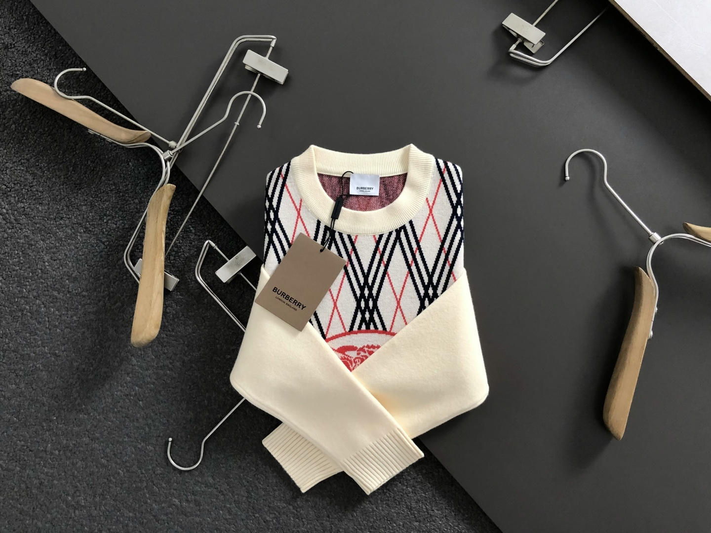 NO:622544,BBR**fitted version M-xxxl  The 2025 autumn and winter plaid wool sweater is mainly decorated with plaid jacquard craft elements and cleverly incorporates elements of knight letters to break the monotony of traditional wool and highlight individuality and uninhibitedness. The three-dimensional tailoring fits the body shape and the design is neat and stylish. It can easily lengthen the leg lines and create a casual and free casual style. Excellent  The high-quality fabric is comfortable and warm, has both thermal insulation and comfort, and is suitable for daily outings or light outdoor scenes. The triangular jacquard embellishment on the back adds a fashionable texture. Whether it is a casual look with a T-shirt and jeans, or a layered mix and match style, it can be easily controlled. It is an indispensable fashion item in the autumn and winter transition seasons.  Spot color black burgundy, jeans, tees, t-shirt, alexander wang19860909BBR**合身版型M-xxxl 2025秋冬格纹羊毛衫,以格纹提花工艺元素点缀为主调,巧妙融入骑士字母搭配元素,打破传统羊毛的单调感,彰显个性与不羁.立体剪裁贴合身形,设计利落有型,轻松拉长腿部线条,打造随性洒脱的休闲风格.优质面料舒适保暖,兼具保温性与舒适感,适合日常出街或轻户外场景.细节后背三角提花点缀,增添时尚质感,无论是搭配T恤牛仔裤的休闲look,还是叠的混搭风,都能轻松驾驭,是秋冬过渡季不可或缺的时尚单品. 现货颜色 黑色 酒红色,,jeans,tees，t-shirt,alexander wang,Men's clothing