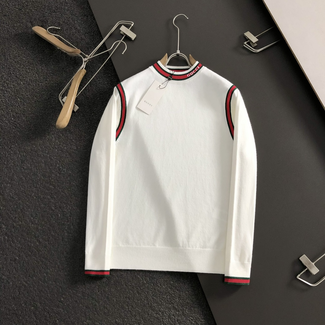 GUCC*合身版型M-xxxl2025秋冬红绿圆领羊毛衫，以红色领口字母提花点缀为主调，巧妙融入撞色元素