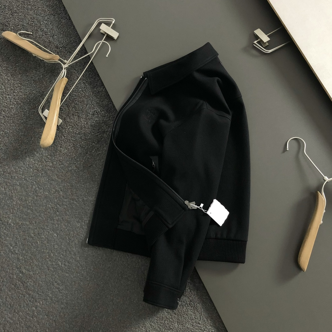 NO:569680,BC* slightly wide version M-xxxl 25 new black and rice two-color Lp genuine leather spliced ​​wool jacket, counter five-finance combined wool cardigan jacket, made with top craftsmanship, counter original order of the same casual style, top production technology imported fabrics, imported high-end custom fabrics, imported silk threads with first-class feel!  On sale on the official website!  Size m-xxxl,,loro piana,jackets & coats,jackets & coats,alexander wang19860909BC*微宽版型 M-xxxl 25新款黑米双色Lp真皮拼接羊毛夹克,专柜五金融合羊毛开衫外套,顶级工艺打造,专柜休闲同款专柜原单,顶级制作工艺进口面料,采用进口高端订制面料,进口丝线手感一流！官网在售！码数m-xxxl,,loro piana,jackets & coats,jackets & coats,alexander wang,Men's clothing