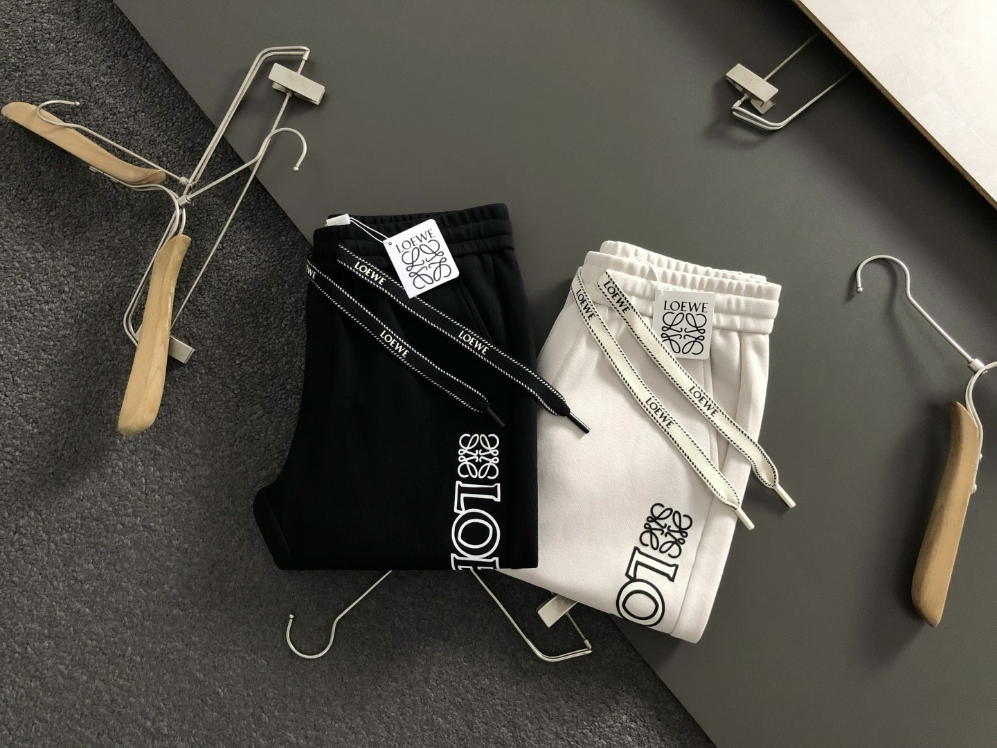 NO:569730,LOW*fitted fit M-XXXl  The 2025 autumn and winter trendy casual pants are based on classic letters, breaking the monotony of traditional casual pants, highlighting individuality and uninhibitedness. The three-dimensional tailoring fits the body shape, and the design is neat and stylish, easily elongating the leg line, creating a casual and free casual style. The high-quality fabric is stiff and wear-resistant, with both breathability and comfort, suitable for daily outings or light outdoor scenes. Detailed webbing embellishments add fashionable texture and can be easily controlled. It is an indispensable fashion item in the autumn and winter transition seasons.  Available now for sale M-XXXL,,alexander wang19860909LOW*合身版型M-XXXl 2025秋冬潮牌休闲裤,以经典字母为主调,打破传统休闲裤的单调感,彰显个性与不羁.立体剪裁贴合身形,设计利落有型,轻松拉长腿部线条,打造随性洒脱的休闲风格.优质面料挺括耐磨,兼具透气性与舒适感,适合日常出街或轻户外场景.细节织带点缀,增添时尚质感,都能轻松驾驭,是秋冬过渡季不可或缺的时尚单品. 现货发售发售M-XXXL,,alexander wang,Men's clothing