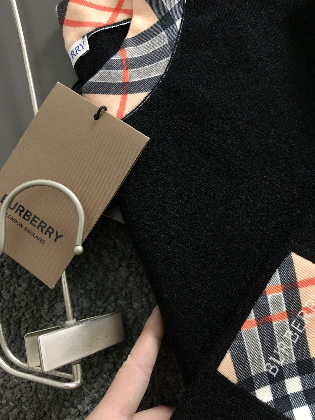 BBR*合身版型M-xxxl2025秋冬格纹圆领羊毛衫，以骑士提花字母点缀为主调，巧妙融入领口格纹元素，