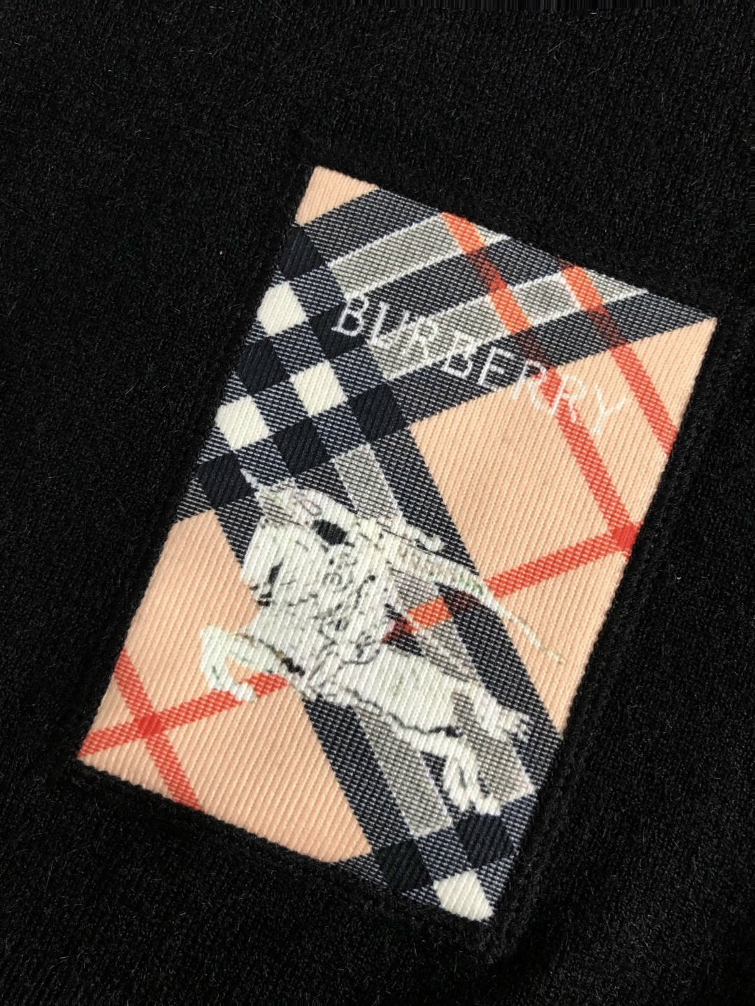 BBR*合身版型M-xxxl2025秋冬格纹圆领羊毛衫，以骑士提花字母点缀为主调，巧妙融入领口格纹元素，