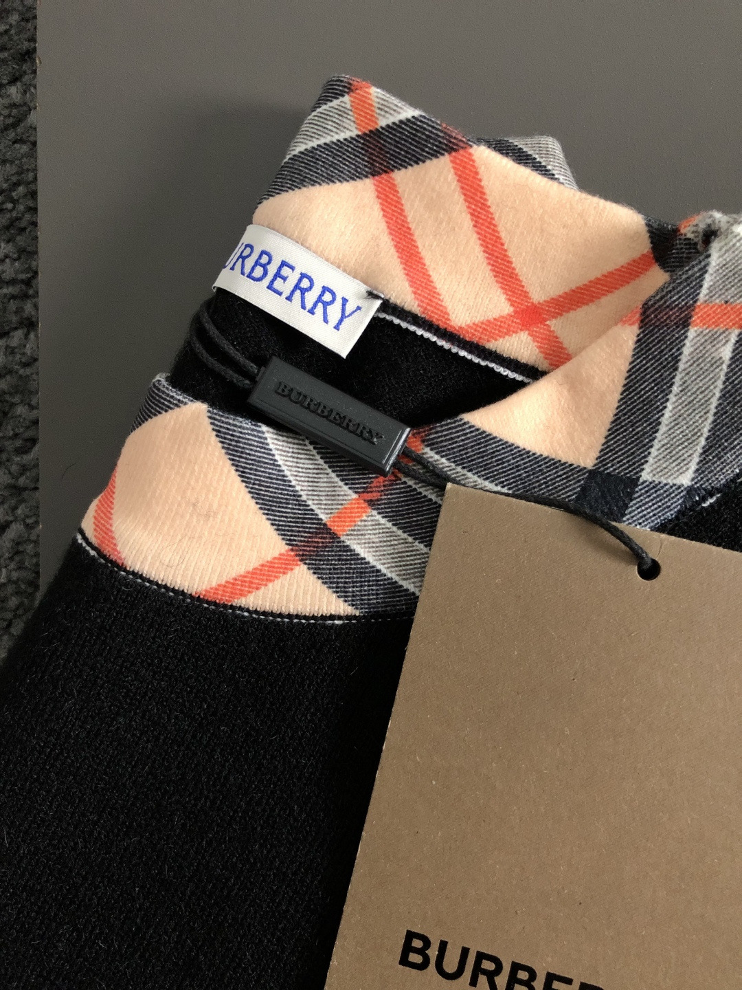 BBR*合身版型M-xxxl2025秋冬格纹圆领羊毛衫，以骑士提花字母点缀为主调，巧妙融入领口格纹元素，