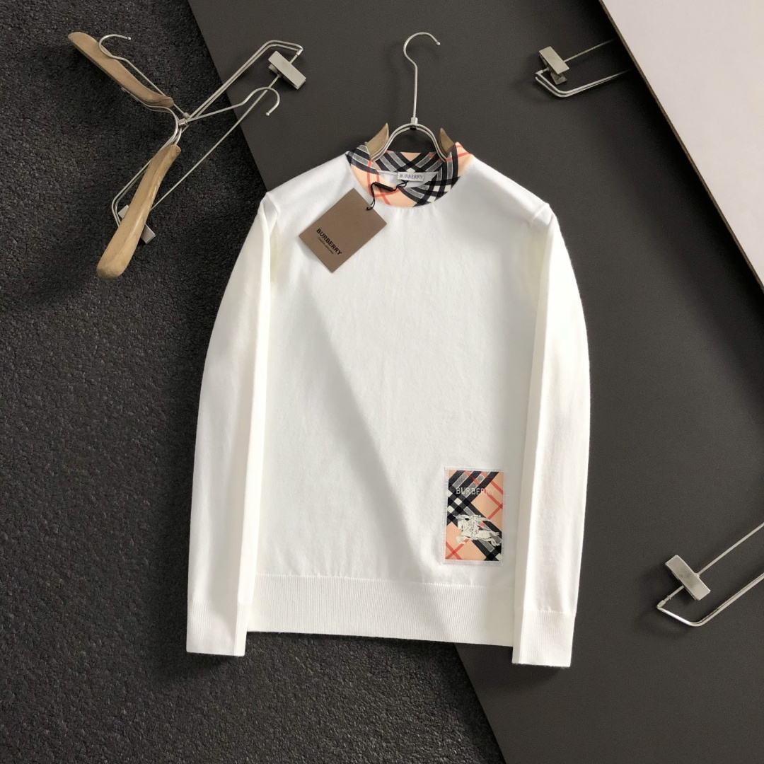 BBR*合身版型M-xxxl2025秋冬格纹圆领羊毛衫，以骑士提花字母点缀为主调，巧妙融入领口格纹元素，