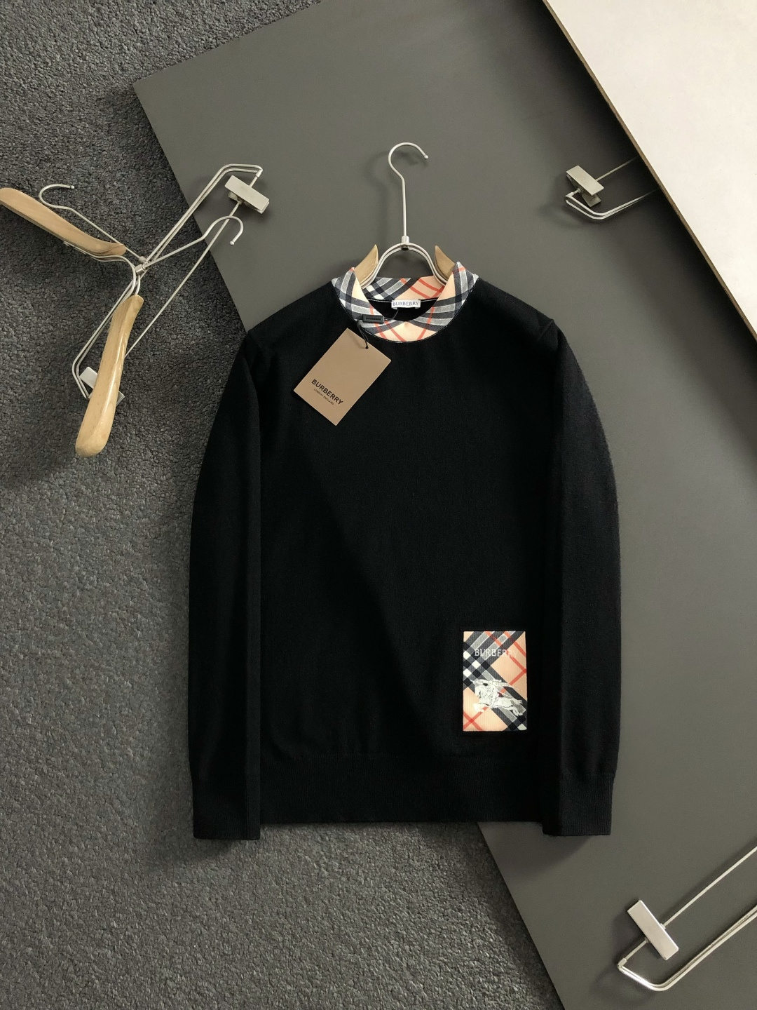 BBR*合身版型M-xxxl2025秋冬格纹圆领羊毛衫，以骑士提花字母点缀为主调，巧妙融入领口格纹元素，