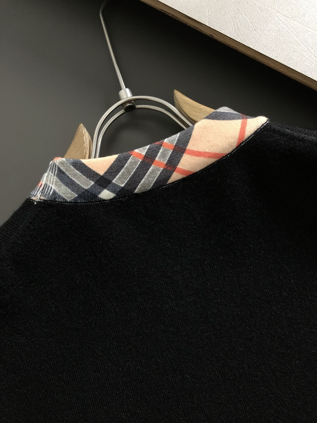 BBR*合身版型M-xxxl2025秋冬格纹圆领羊毛衫，以骑士提花字母点缀为主调，巧妙融入领口格纹元素，