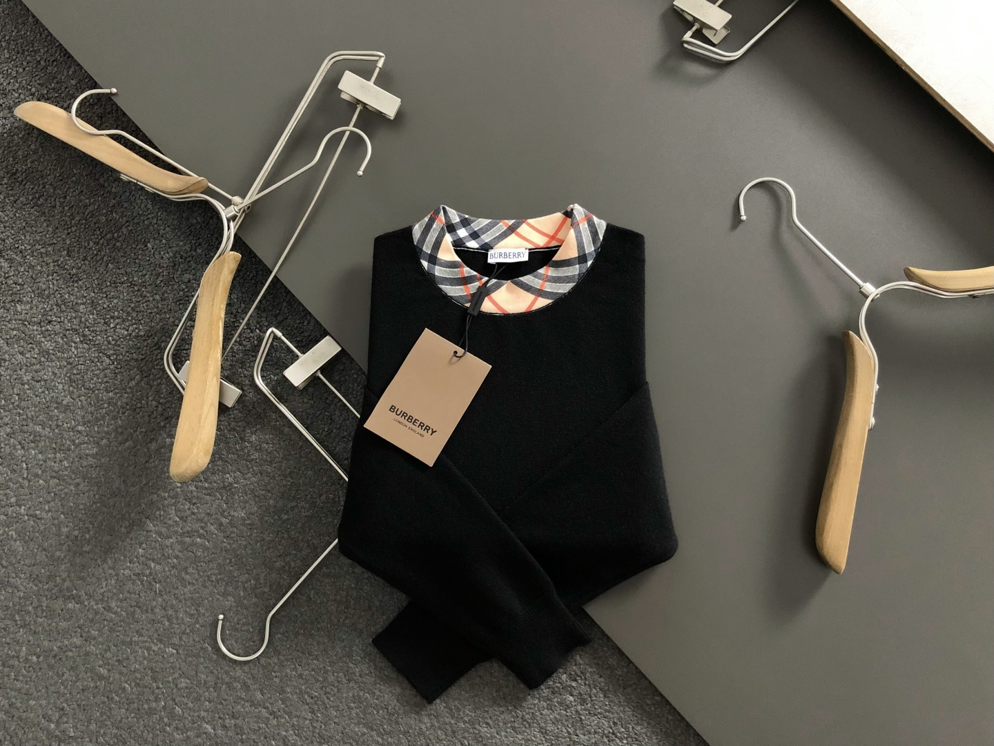 NO:569698,BBR*fitted version M-xxxl  The 2025 autumn and winter plaid round-neck woolen sweater is mainly decorated with knight jacquard letters, and cleverly incorporates plaid elements on the collar to break the monotony of traditional wool and highlight individuality and uninhibitedness. The three-dimensional tailoring fits the body shape, and the design is neat and stylish, easily elongating the leg lines, creating a casual and free casual style. High quality  The fabric is comfortable and warm, has both thermal insulation and comfort, and is suitable for daily outings or light outdoor scenes. The triangular jacquard embellishment on the back adds a fashionable texture. Whether it is a casual look with a T-shirt and jeans, or a layered mix and match style, it can be easily controlled. It is an indispensable fashion item in the autumn and winter transition seasons.  Spot color black white, jeans, tees, t-shirt, alexander wang19860909BBR*合身版型M-xxxl 2025秋冬格纹圆领羊毛衫,以骑士提花字母点缀为主调,巧妙融入领口格纹元素,打破传统羊毛的单调感,彰显个性与不羁.立体剪裁贴合身形,设计利落有型,轻松拉长腿部线条,打造随性洒脱的休闲风格.优质面料舒适保暖,兼具保温性与舒适感,适合日常出街或轻户外场景.细节后背三角提花点缀,增添时尚质感,无论是搭配T恤牛仔裤的休闲look,还是叠的混搭风,都能轻松驾驭,是秋冬过渡季不可或缺的时尚单品. 现货颜色 黑色 白色,,jeans,tees，t-shirt,alexander wang,Men's clothing