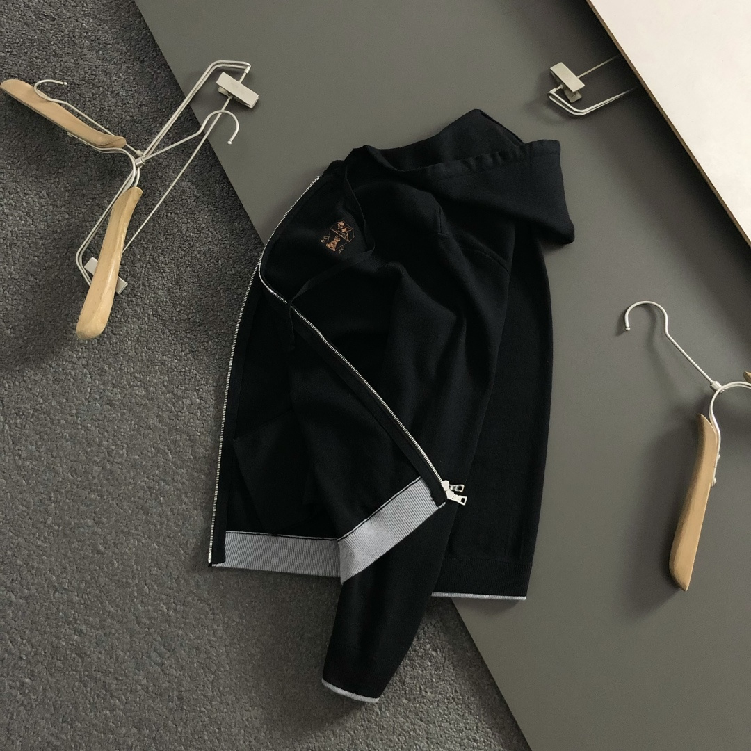 NO:569716,BC* set version m-xxxl  2025 autumn and winter old money knitted suit, mainly in warp black, incorporating classic embroidery logo* three-dimensional stitching into the old money style element suit, showing calmness and relaxation, three-dimensional tailoring to fit the body shape, neat and stylish design, easily elongating the leg line, creating a casual look  Free and easy casual style. The high-quality knitted fabric is stiff and wear-resistant, breathable and comfortable, suitable for daily outings or light outdoor scenes. The buttons and multiple pockets are embellished in the details to add texture and can be easily controlled. It is an indispensable fashion item in the autumn and winter transition seasons.  Spot sale for sale M(175-135),,alexander wang19860909BC*套装版型m-xxxl 2025秋冬老钱针织套装,以经黑色为主调,融入经典刺绣logo*立体针法融入老钱风元素套装,彰显沉稳松弛,立体剪裁贴合身形,设计利落有型,轻松拉长腿部线条,打造随性洒脱的休闲风格.优质针织面料挺括耐磨,兼具透气性与舒适感,适合日常出街或轻户外场景.细节处纽扣与多口袋点缀,增添质感,都能轻松驾驭,是秋冬过渡季不可或缺的时尚单品. 现货发售发售 M(175-135),,alexander wang,Men's clothing