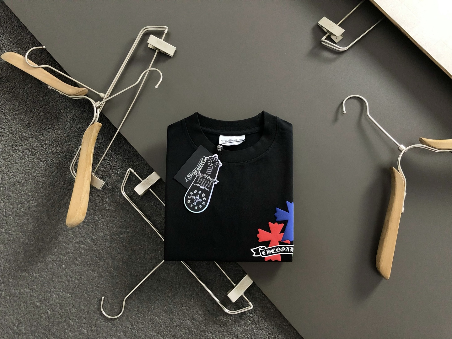 NO:569692,Ch*Loose fit M-XXXl  The 2025 autumn and winter trendy sweatshirts are mainly decorated with classic cross print elements, and cleverly incorporate Sanskrit embroidered letter elements to break the monotony of traditional sweatshirts and highlight individuality and uninhibitedness. The three-dimensional tailoring fits the body shape, and the design is neat and stylish, easily elongating the leg lines, creating a casual and free casual style.  The high-quality fabric is stiff and wear-resistant, breathable and comfortable, and is suitable for daily outings or light outdoor scenes. The detailed webbing embellishments add a fashionable texture. Whether it is a casual look with T-shirts and jeans, or a mixed style with layers, it can be easily managed. It is an indispensable fashion item in the autumn and winter transition seasons.  Available now for sale M-XXXL,,hoodie,sweatshirts,jeans,tees,t-shirt,alexander wang19860909Ch*宽松版型M-XXXl 2025秋冬潮牌卫衣,以经典十字印花元素点缀为主调,巧妙融入梵文刺绣字母元素,打破传统卫衣的单调感,彰显个性与不羁.立体剪裁贴合身形,设计利落有型,轻松拉长腿部线条,打造随性洒脱的休闲风格.优质面料挺括耐磨,兼具透气性与舒适感,适合日常出街或轻户外场景.细节织带点缀,增添时尚质感,无论是搭配T恤牛仔裤的休闲look,还是叠的混搭风,都能轻松驾驭,是秋冬过渡季不可或缺的时尚单品. 现货发售发售M-XXXL,,hoodie,sweatshirts,jeans,tees，t-shirt,alexander wang,Men's clothing