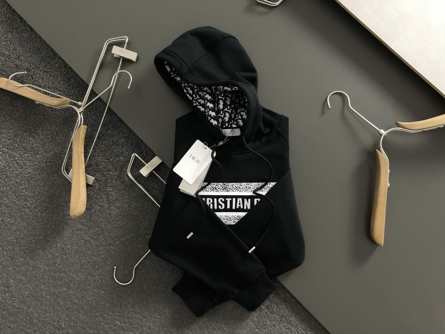 NO:569686,Dir*fitted fit M-XXXl  The 2025 autumn and winter trendy brand patchwork sweatshirts are based on classic elements and embellishments, and cleverly incorporate all-over letter jacquard elements to break the monotony of traditional sweatshirts and highlight individuality and uninhibitedness. The three-dimensional tailoring fits the body shape, and the design is neat and stylish, easily elongating the leg lines, creating a casual and free casual style.  The high-quality fabric is stiff and wear-resistant, breathable and comfortable, and is suitable for daily outings or light outdoor scenes. The detailed webbing embellishments add a fashionable texture. Whether it is a casual look with T-shirts and jeans, or a mixed style with layers, it can be easily managed. It is an indispensable fashion item in the autumn and winter transition seasons.  Available now for sale M-XXXL,,hoodie,sweatshirts,jeans,tees,t-shirt,alexander wang19860909Dir*合身版型M-XXXl 2025秋冬潮牌拼接卫衣,以经典元素融点缀为主调,巧妙融入满幅字母提花元素,打破传统卫衣的单调感,彰显个性与不羁.立体剪裁贴合身形,设计利落有型,轻松拉长腿部线条,打造随性洒脱的休闲风格.优质面料挺括耐磨,兼具透气性与舒适感,适合日常出街或轻户外场景.细节织带点缀,增添时尚质感,无论是搭配T恤牛仔裤的休闲look,还是叠的混搭风,都能轻松驾驭,是秋冬过渡季不可或缺的时尚单品. 现货发售发售M-XXXL,,hoodie,sweatshirts,jeans,tees，t-shirt,alexander wang,Men's clothing