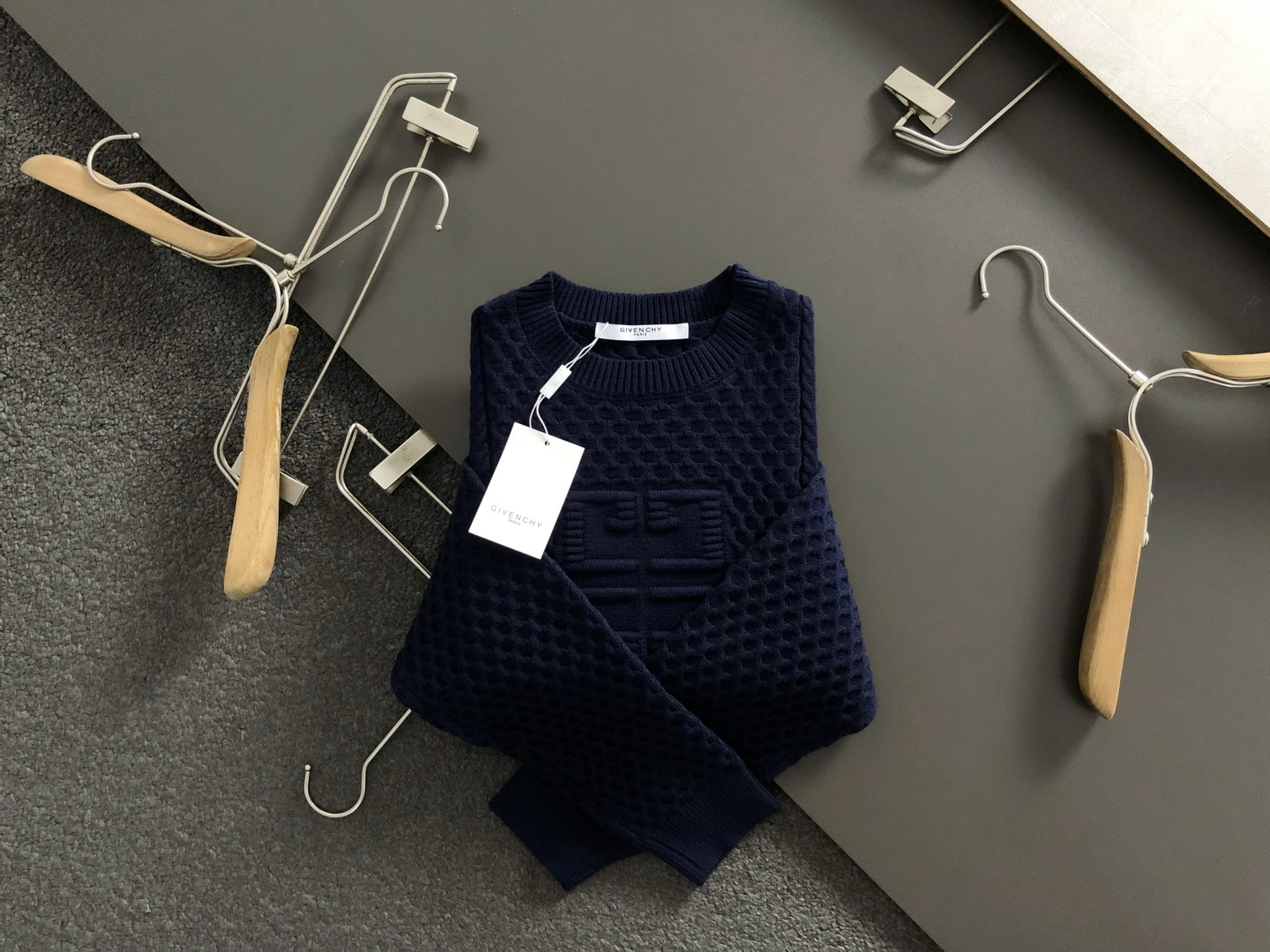 NO:569710,Giv* slightly wide version M-XXXL  The 2025 autumn and winter trendy sweaters are based on classic jacquard and cleverly incorporate a variety of stitching elements to break the monotony of traditional sweaters and highlight individuality and uninhibitedness. The three-dimensional cut-off shoulder design is neat and stylish, easily elongating the leg lines, creating a casual and free style. The wool blended fabric is stiff and wear-resistant  , it has both breathability and comfort, and is suitable for daily outings or light outdoor scenes. The details are embellished with metal accessories and casual pockets to add texture. Whether it is a casual look with T-shirts and jeans, or a mixed style layered with a dress, it can be easily controlled. It is an indispensable fashion item in the autumn and winter transition seasons.  Available for sale now M(175-140),,skirts,jeans,tees,t-shirt,alexander wang19860909Giv*微宽版型M-XXXL 2025秋冬潮牌针织衫,以经典提花为主调,巧妙融入多种针法元素,打破传统针织衫的单调感,彰显个性与不羁.立体剪裁落肩设计利落有型,轻松拉长腿部线条,打造随性洒脱的休闲风格.羊毛混纺面料挺括耐磨,兼具透气性与舒适感,适合日常出街或轻户外场景.细节处金属配件与休闲口袋点缀,增添质感,无论是搭配T恤牛仔裤的休闲look,还是叠穿连衣裙的混搭风,都能轻松驾驭,是秋冬过渡季不可或缺的时尚单品. 现货发售发售 M(175-140),,skirts,jeans,tees，t-shirt,alexander wang,Men's clothing