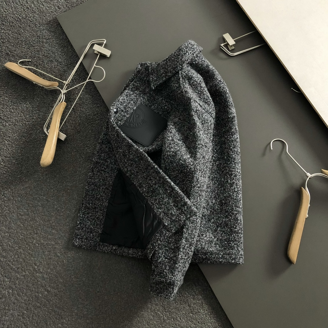 NO:569721,Mon*fitted fit M-XXXl  The 2025 autumn and winter trendy brand fine imitation grain velvet hooded jacket uses classic floral gray fabric as the main tone, and cleverly incorporates genuine leather brand elements to break the monotony of traditional jackets and highlight individuality and uninhibitedness. The three-dimensional tailoring fits the body shape, and the design is neat and stylish. The counter hardware creates an overall shape, which can easily lengthen the leg lines and create a casual and casual look.  Off-the-shoulder casual style. The high-quality fabric is stiff and wear-resistant, with both warmth and comfort. It is suitable for daily outings or light outdoor scenes. The details are embellished with webbing to add a fashionable texture. Whether it is a casual look with T-shirts and jeans, or a layered mix and match style, it can be easily controlled. It is an indispensable fashion item in the autumn and winter transition seasons.  Spot sale for sale M-XXXL,,jeans,jackets &   coats,tees,t-shirt,hats,alexander wang19860909Mon*合身版型M-XXXl 2025秋冬潮牌精仿颗粒绒连帽外套,以经典花灰色面料为主调,巧妙融入真皮皮牌元素,打破传统外套的单调感,彰显个性与不羁.立体剪裁贴合身形,设计利落有型,专柜五金打造整体版型,轻松拉长腿部线条,打造随性洒脱的休闲风格.优质面料挺括耐磨,兼具保暖性与舒适感,适合日常出街或轻户外场景.细节织带点缀,增添时尚质感,无论是搭配T恤牛仔裤的休闲look,还是叠的混搭风,都能轻松驾驭,是秋冬过渡季不可或缺的时尚单品. 现货发售发售M-XXXL,,jeans,jackets & coats,tees，t-shirt,hats,alexander wang,Men's clothing