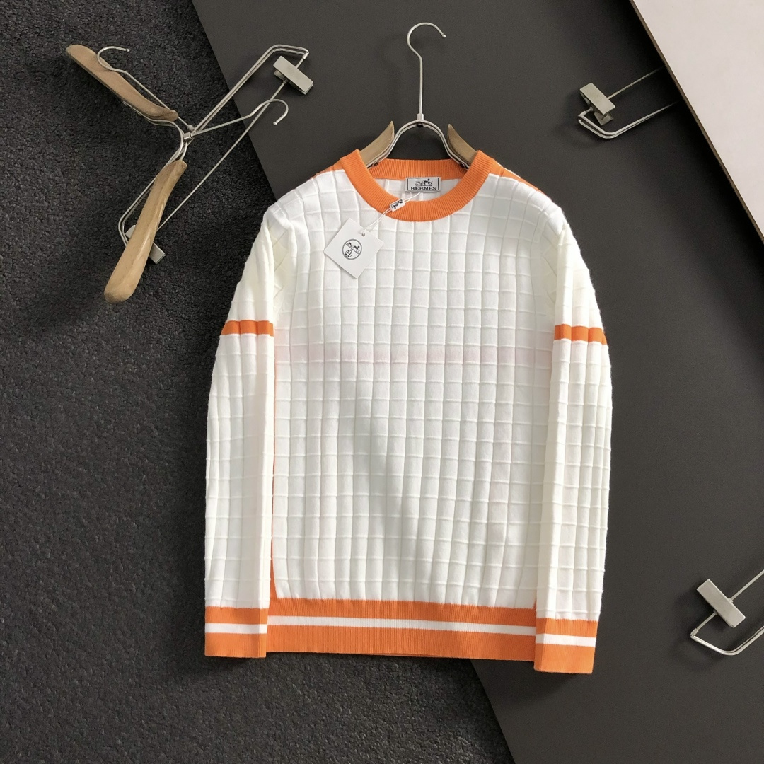 HMS*合身版型M-xxxl2025秋冬潮牌3色撞色羊毛衫，以领口不规则拼接点缀为主调，巧妙棋盘格的针法