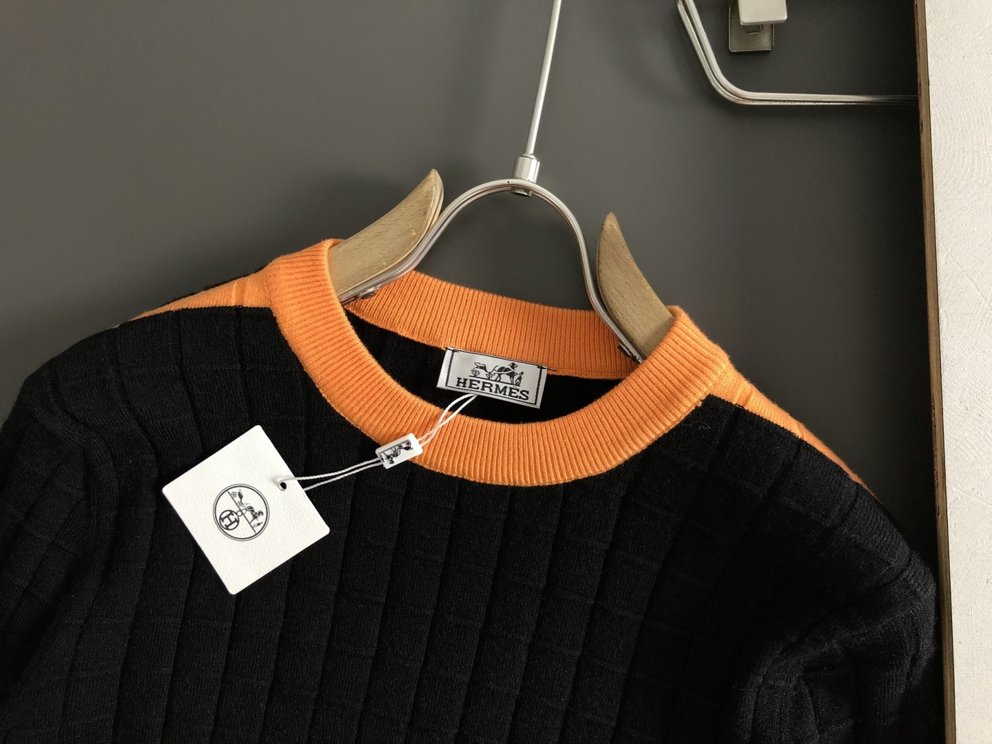 HMS*合身版型M-xxxl2025秋冬潮牌3色撞色羊毛衫，以领口不规则拼接点缀为主调，巧妙棋盘格的针法