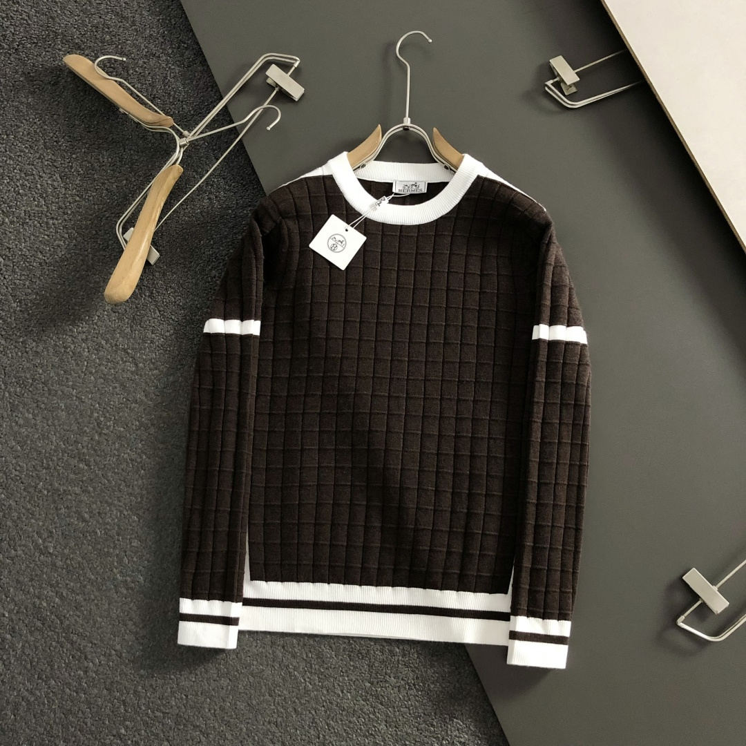 HMS*合身版型M-xxxl2025秋冬潮牌3色撞色羊毛衫，以领口不规则拼接点缀为主调，巧妙棋盘格的针法
