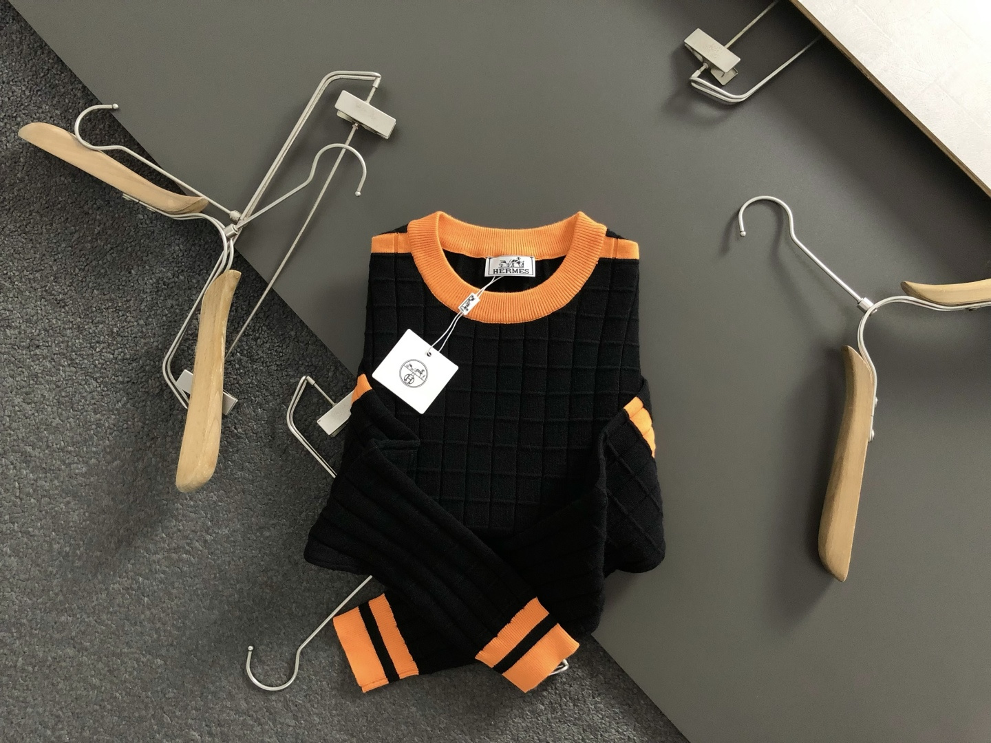 HMS*合身版型M-xxxl2025秋冬潮牌3色撞色羊毛衫，以领口不规则拼接点缀为主调，巧妙棋盘格的针法