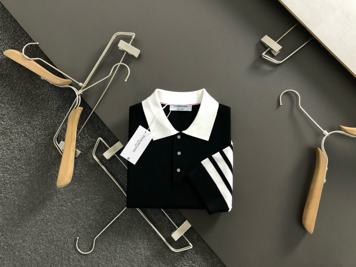 NO:573921,TB* slim fit M-xxxl 2025 autumn and winter classic black jacquard hem webbing fused with slit lapel wool short sleeves, top imported private goods, contrasting colors and versatile fused jacquard knitted short sleeves counter model fashionable yet luxurious The quality is unquestionable The upper body effect is great, the same style on the luxury official website Style counter size M-xxxl,, T-shirt, alexander wang19860909TB*修身版型M-xxxl 2025秋冬经典黑色提花下摆织带融合开衩翻领羊毛短袖,顶级进口私货,撞色百搭融合提花针织短袖专柜款时尚不失奢华 品质毋庸置疑 上身效果超赞,奢华官网同款 款式专柜尺码M-xxxl,,T-shirt,alexander wang,Men's clothing