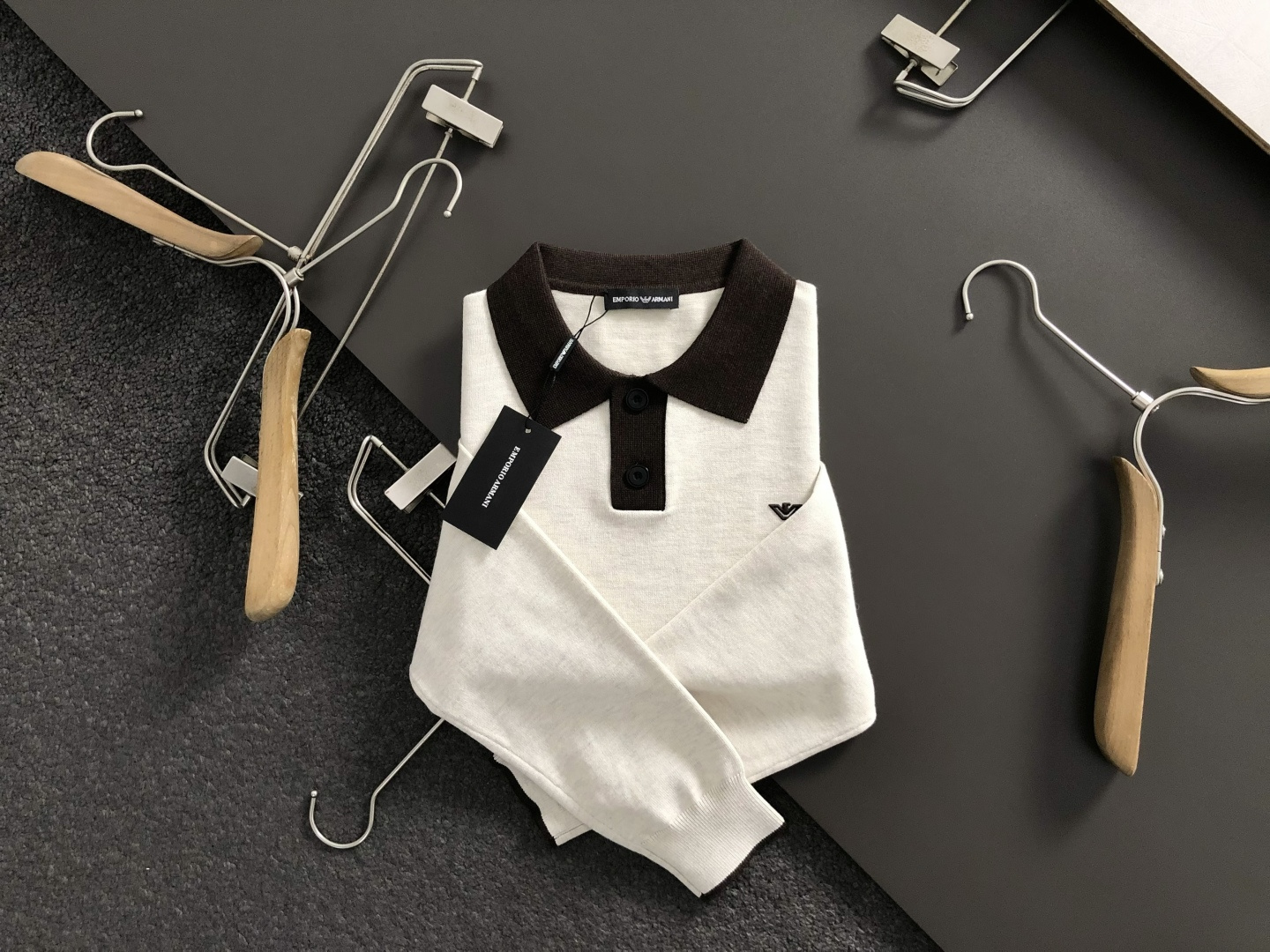 NO:573933,Amn*Fit fit M-xxxl  The 2025 autumn and winter trendy blue and rice contrasting woolen sweaters are mainly decorated with beige lapel craft elements and cleverly matched with glue logo elements to break the monotony of traditional wool and highlight individuality and uninhibitedness. The three-dimensional tailoring fits the body shape and the design is neat and stylish. It can easily lengthen the leg lines and create a casual and free style.  .The high-quality fabric is comfortable and warm, with both thermal insulation and comfort, and is suitable for daily outings or light outdoor scenes. The triangular jacquard embellishment on the back adds a fashionable texture. Whether it is a casual look with a T-shirt and jeans, or a layered mix and match style, it can be easily controlled. It is an indispensable fashion item in the autumn and winter transition seasons.  Spot color: black, beige, jeans, tees, t-shirt, alexander wang19860909Amn*合身版型M-xxxl 2025秋冬潮牌蓝米撞色羊毛衫,以米色翻领工艺元素点缀为主调,巧妙滴胶logo搭配元素,打破传统羊毛的单调感,彰显个性与不羁.立体剪裁贴合身形,设计利落有型,轻松拉长腿部线条,打造随性洒脱的休闲风格.优质面料舒适保暖,兼具保温性与舒适感,适合日常出街或轻户外场景.细节后背三角提花点缀,增添时尚质感,无论是搭配T恤牛仔裤的休闲look,还是叠的混搭风,都能轻松驾驭,是秋冬过渡季不可或缺的时尚单品. 现货颜色 黑色 米色,,jeans,tees，t-shirt,alexander wang,Men's clothing