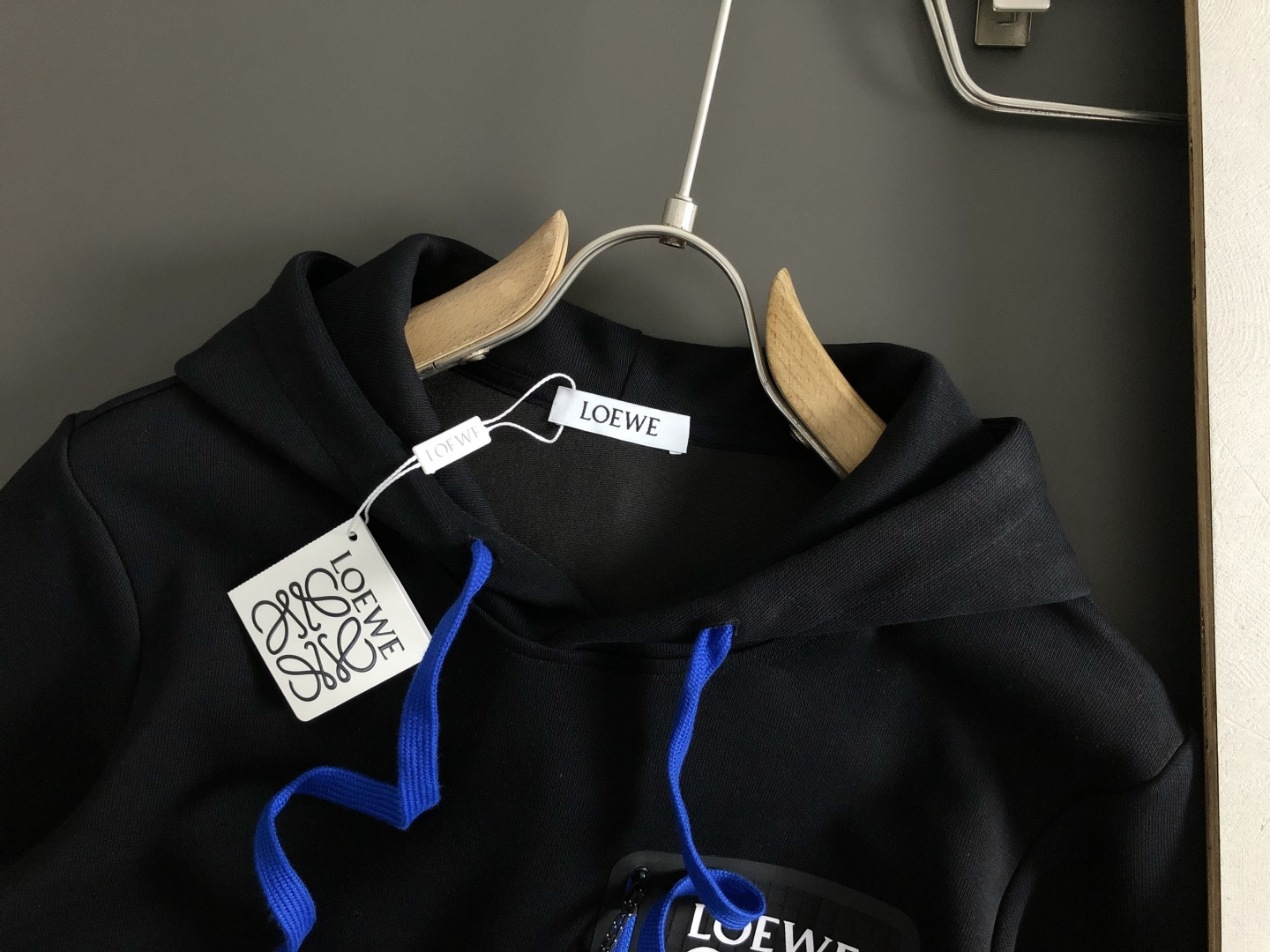 Low*套装版型M-XXXl2025秋冬潮牌印花套装，以蓝色撞色口袋缀为主调，巧妙融入经典印花元素，打破