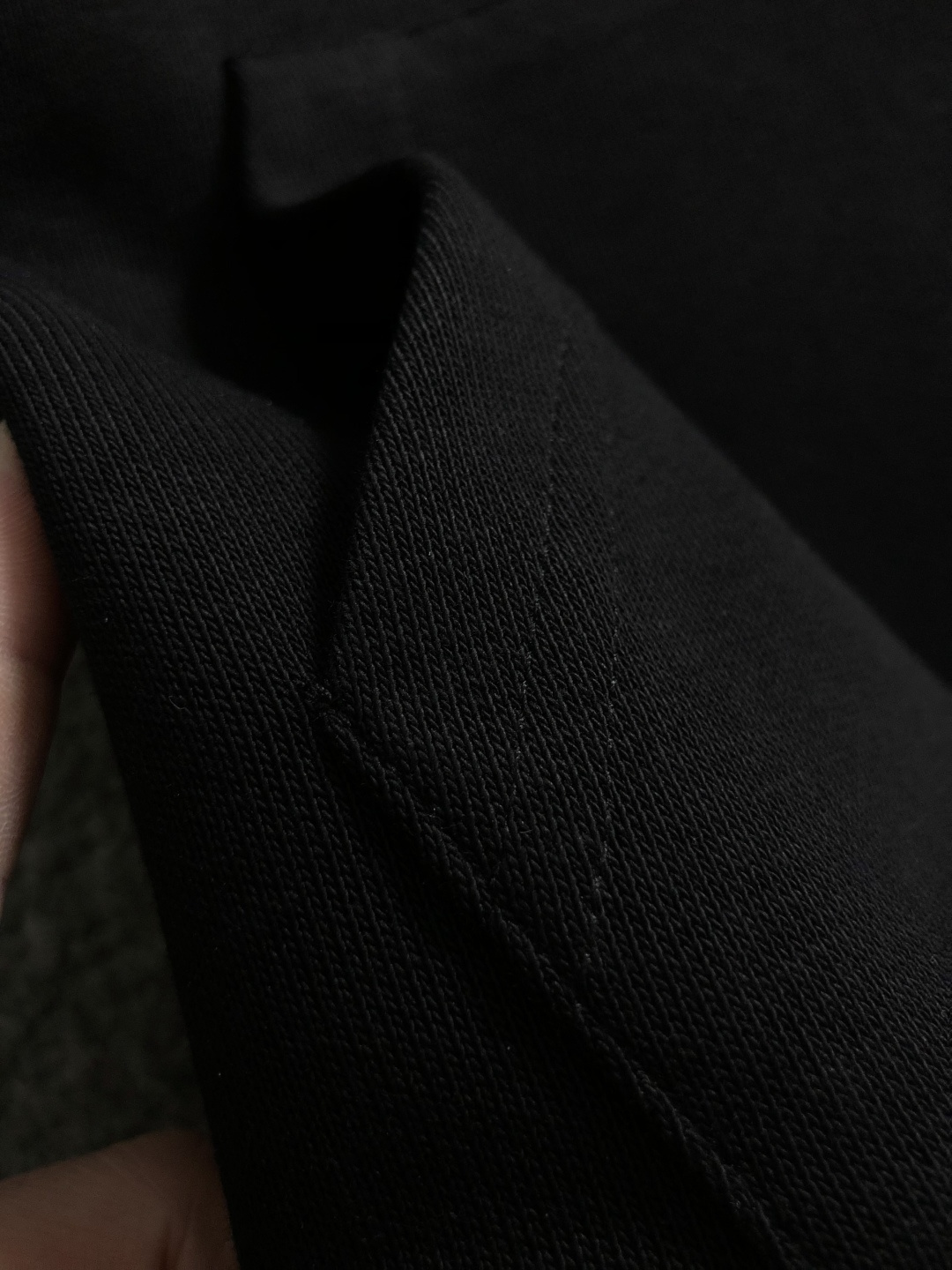 Low*套装版型M-XXXl2025秋冬潮牌印花套装，以蓝色撞色口袋缀为主调，巧妙融入经典印花元素，打破