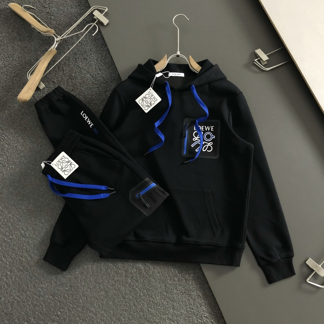 Low*套装版型M-XXXl2025秋冬潮牌印花套装，以蓝色撞色口袋缀为主调，巧妙融入经典印花元素，打破