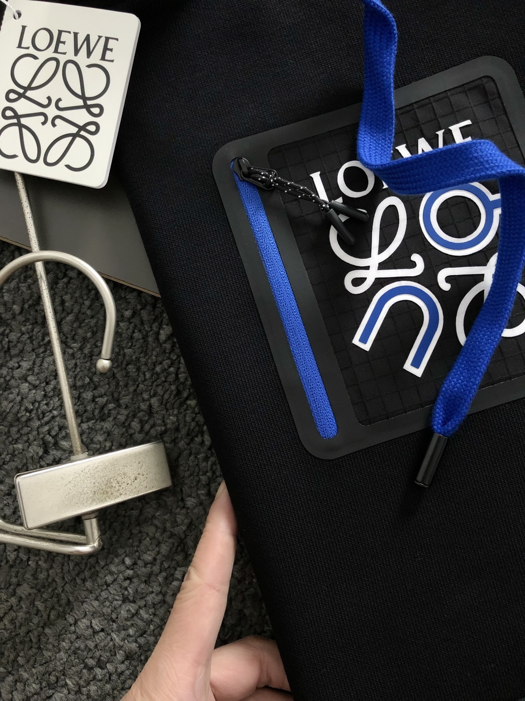 Low*套装版型M-XXXl2025秋冬潮牌印花套装，以蓝色撞色口袋缀为主调，巧妙融入经典印花元素，打破