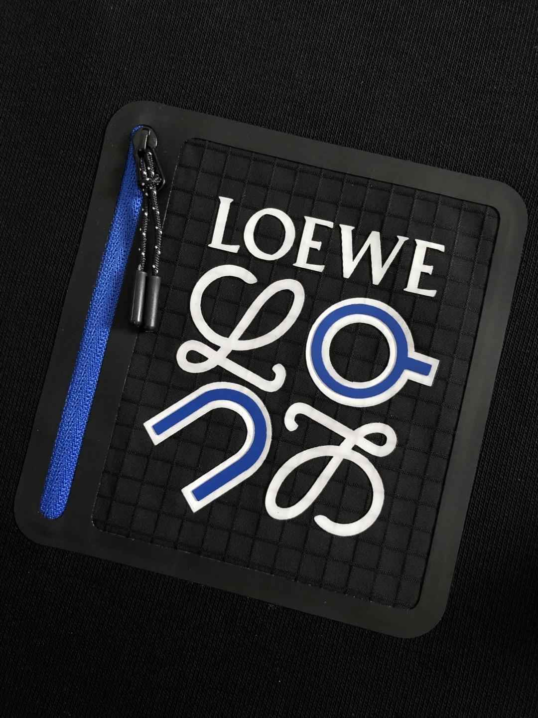 Low*套装版型M-XXXl2025秋冬潮牌印花套装，以蓝色撞色口袋缀为主调，巧妙融入经典印花元素，打破