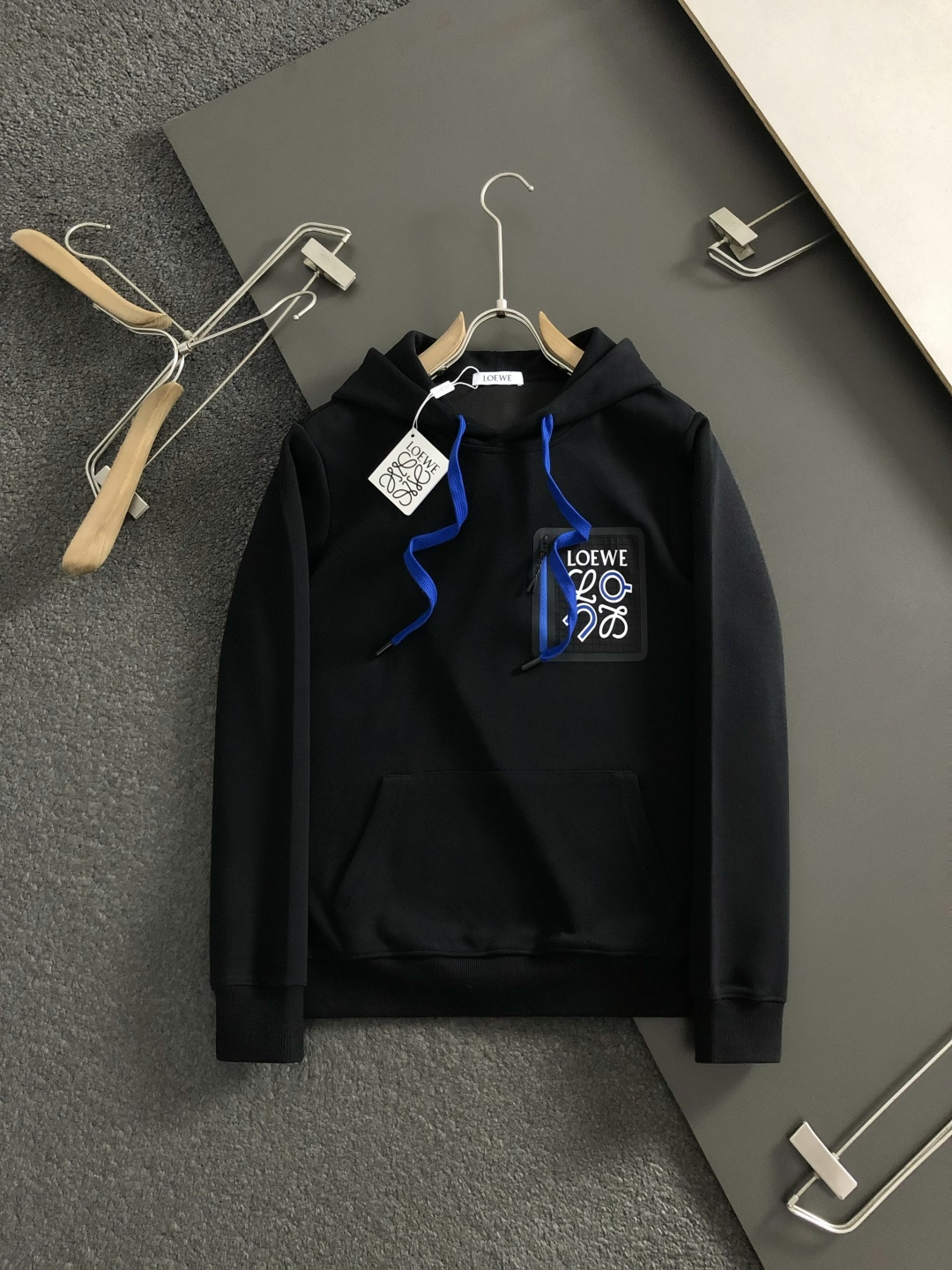 Low*套装版型M-XXXl2025秋冬潮牌印花套装，以蓝色撞色口袋缀为主调，巧妙融入经典印花元素，打破