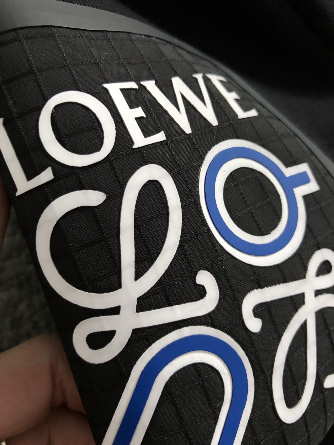 Low*套装版型M-XXXl2025秋冬潮牌印花套装，以蓝色撞色口袋缀为主调，巧妙融入经典印花元素，打破