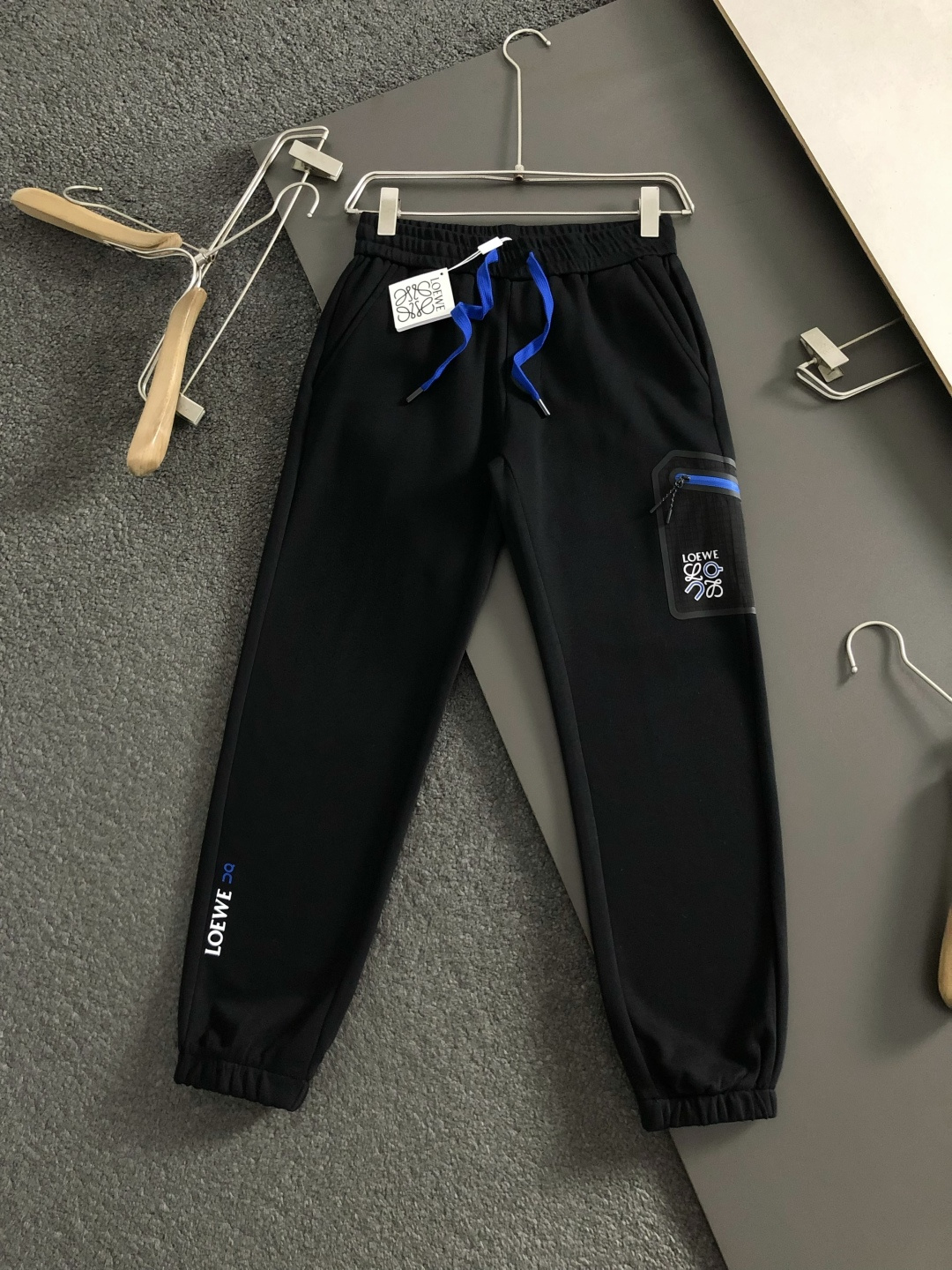 Low*套装版型M-XXXl2025秋冬潮牌印花套装，以蓝色撞色口袋缀为主调，巧妙融入经典印花元素，打破