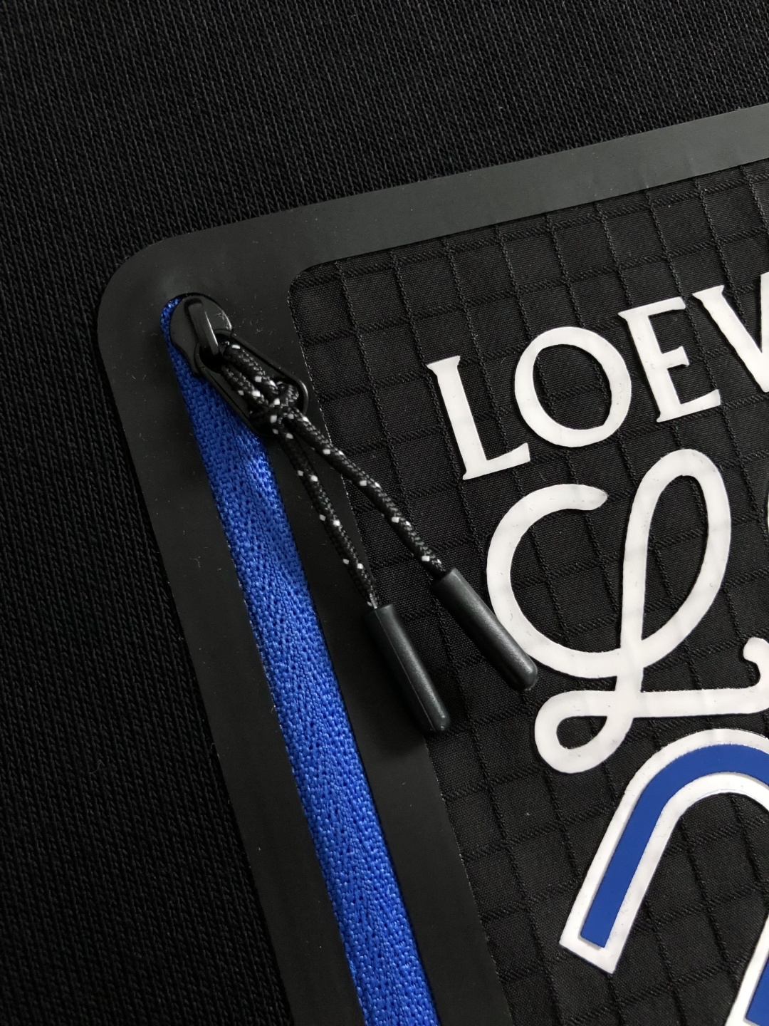 Low*套装版型M-XXXl2025秋冬潮牌印花套装，以蓝色撞色口袋缀为主调，巧妙融入经典印花元素，打破