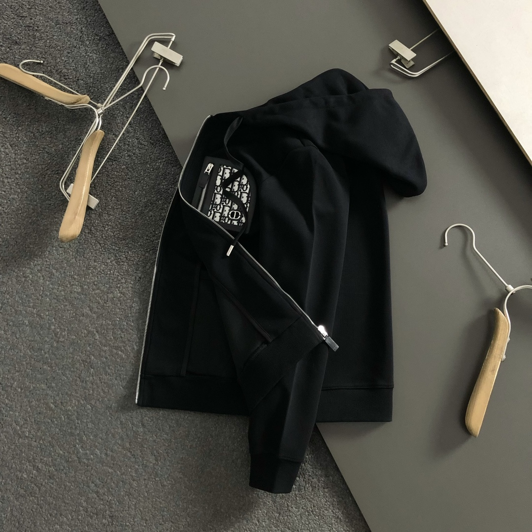 Dir*合身版型M-XXXl2025秋冬潮牌拉链卫衣，以气口袋点缀为主调，巧妙融入经典配色字母提花元素，