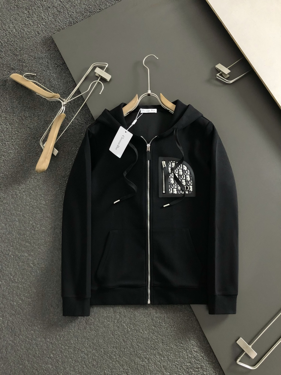 Dir*合身版型M-XXXl2025秋冬潮牌拉链卫衣，以气口袋点缀为主调，巧妙融入经典配色字母提花元素，