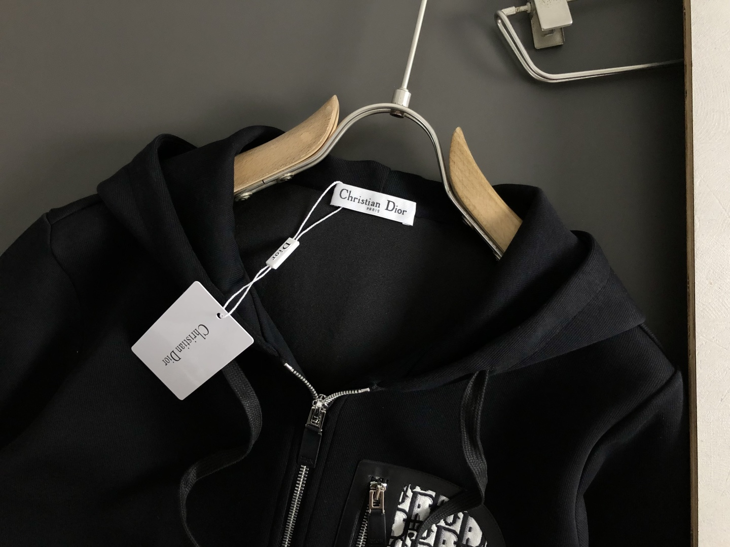 Dir*合身版型M-XXXl2025秋冬潮牌拉链卫衣，以气口袋点缀为主调，巧妙融入经典配色字母提花元素，