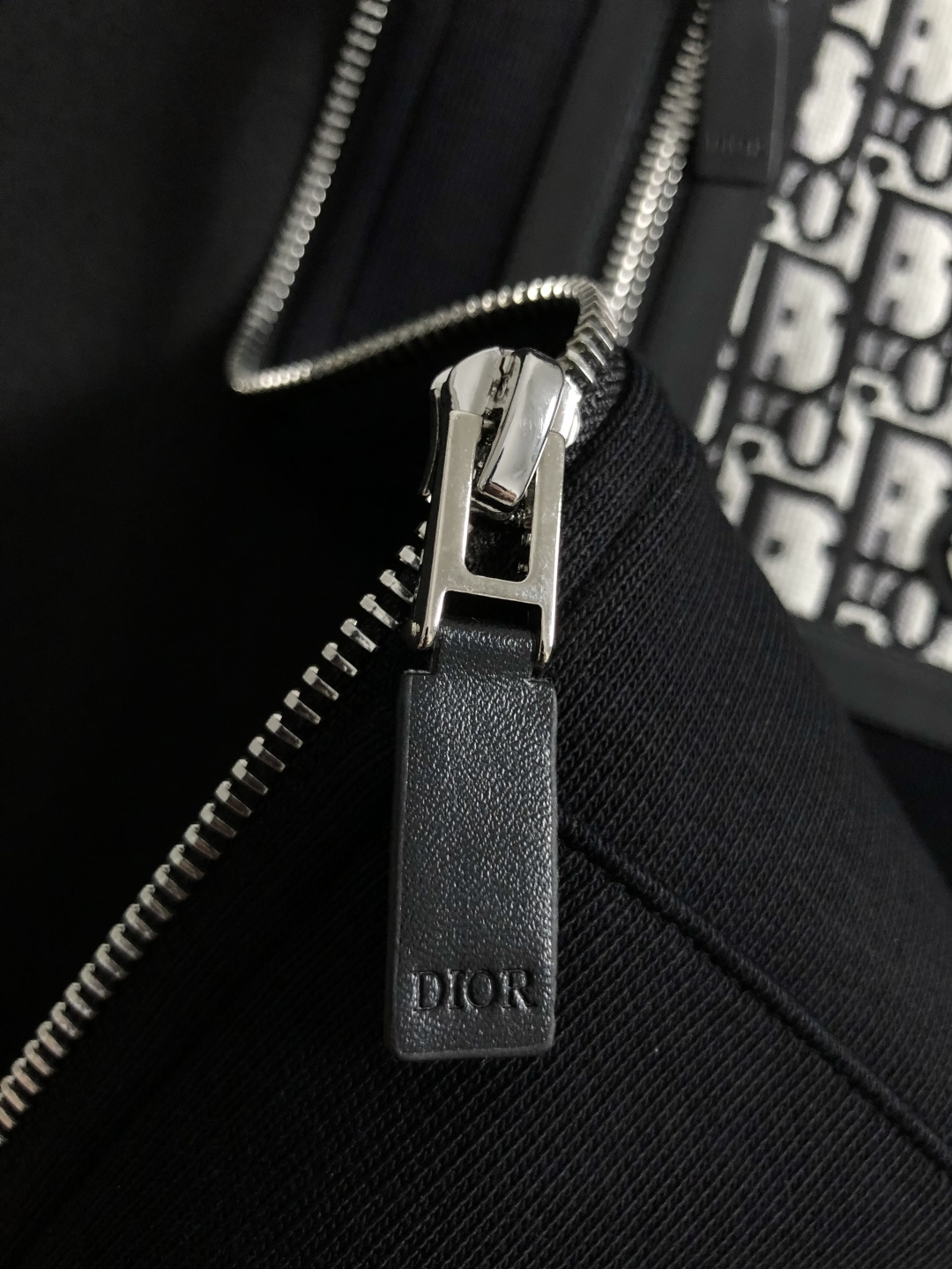 Dir*合身版型M-XXXl2025秋冬潮牌拉链卫衣，以气口袋点缀为主调，巧妙融入经典配色字母提花元素，