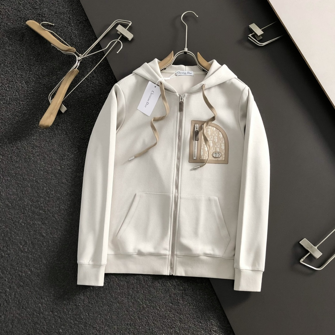 Dir*合身版型M-XXXl2025秋冬潮牌拉链卫衣，以气口袋点缀为主调，巧妙融入经典配色字母提花元素，