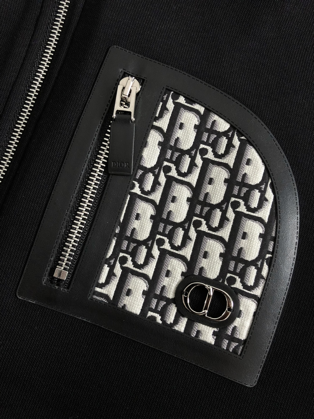 Dir*合身版型M-XXXl2025秋冬潮牌拉链卫衣，以气口袋点缀为主调，巧妙融入经典配色字母提花元素，